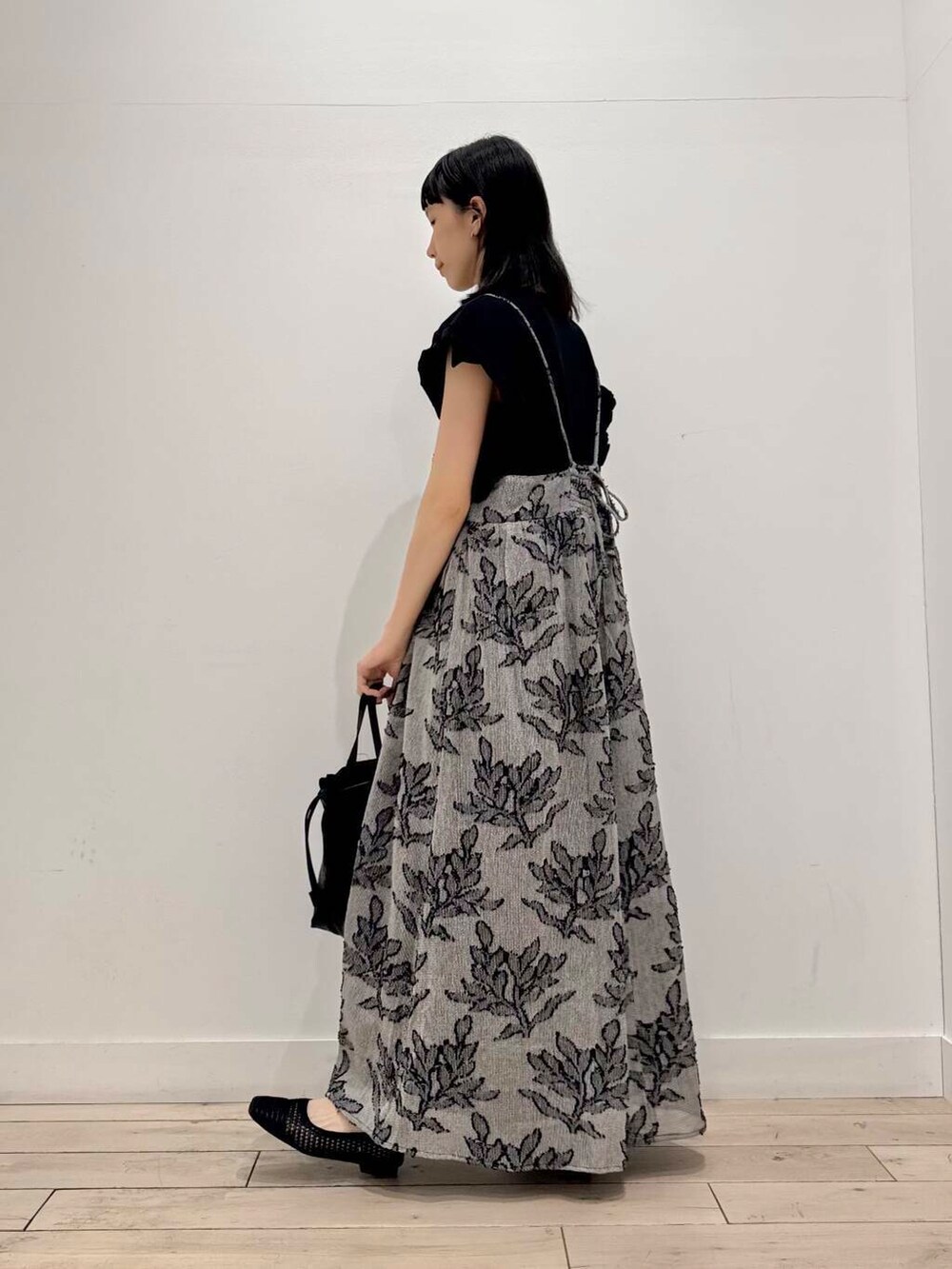 「キャミワンピース、大人カジュアル、ママコーデ、ショルダーバッグ、シンプルコーデ、RODESKO、doors、低身長コーデ、メッシュ、30代、ウォッシャブル、ブルベ夏、インドコットン、メッシュパンプス、骨格ナチュラル」｜「RODE SKOのウォッシャブルミニショルダーバッグ（ショルダーバッグ、ブラック系）」を使った、くどうさん（レディース・157cm）の春コーディネートの5枚目の写真