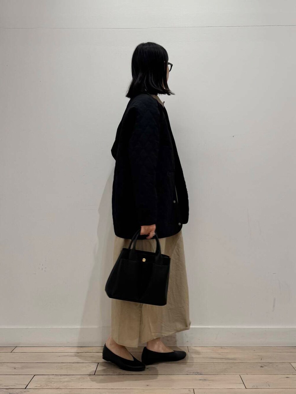 「ワンピース、大人カジュアル、ママコーデ、パンプス、シンプルコーデ、シャツワンピース、RODESKO、トートバッグ、doors、低身長コーデ、シルク、30代、ママファッション、キルトジャケット、ブルベ夏」｜「RODE SKOのプチダブルポケットトートバッグ（トートバッグ、ブラック系）」を使った、くどうさん（レディース・157cm）の冬コーディネートの2枚目の写真