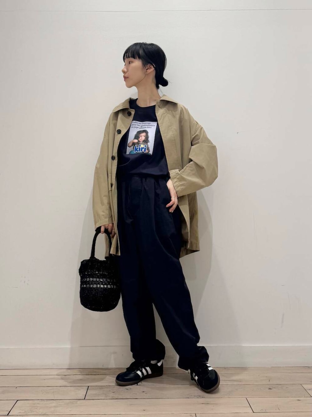 「大人カジュアル、Tシャツ、別注、ママコーデ、シンプルコーデ、RODESKO、adidas、doors、低身長コーデ、EKAL、URTECH、30代、ママファッション、メンズ、ブルベ夏」｜「FORK&SPOONのFORK&SPOON　バルカラーライトコート（ステンカラーコート、ベージュ系）」を使った、くどうさん（レディース・157cm）の春コーディネートの4枚目の写真