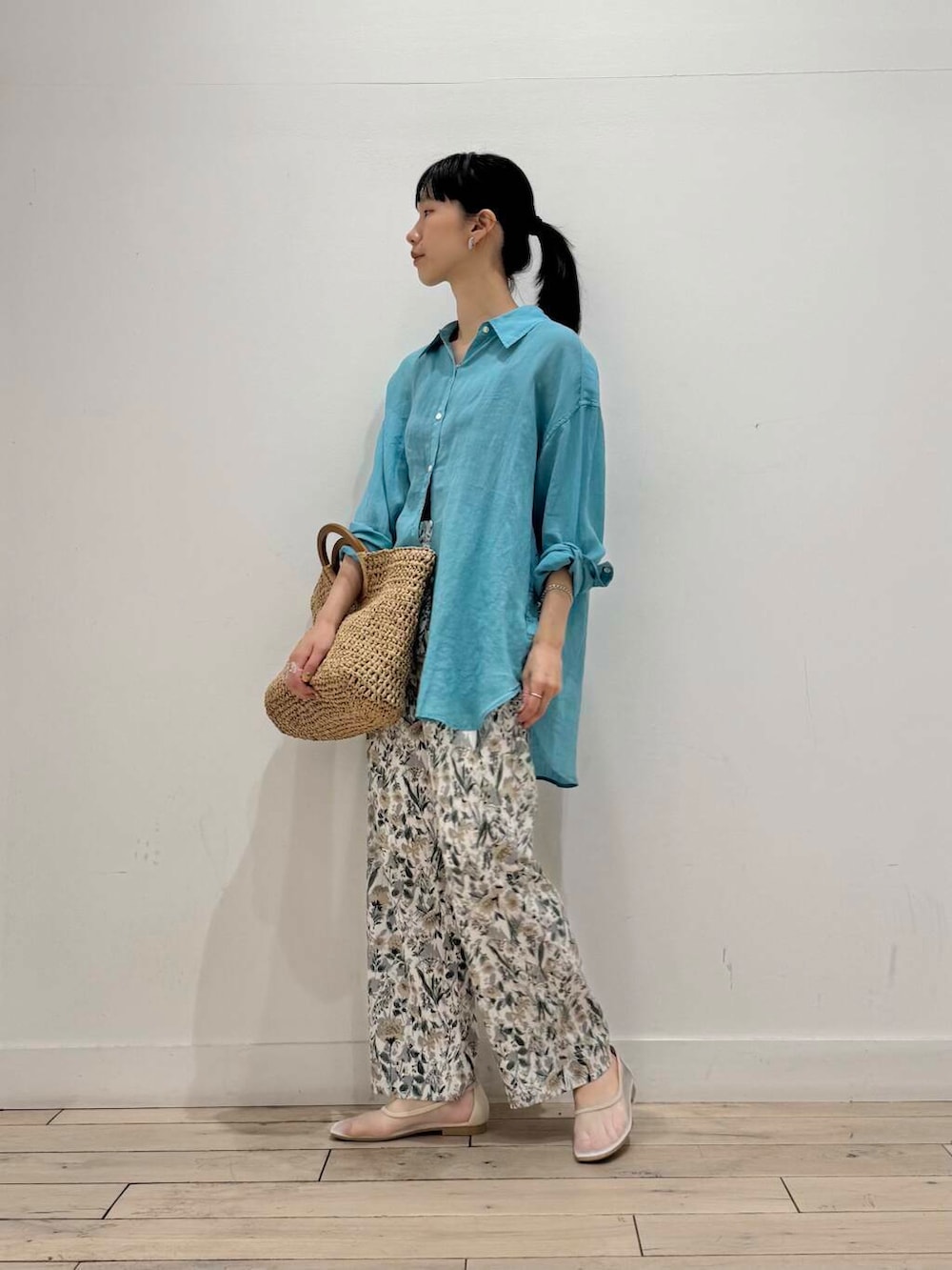 「イージーパンツ、ママコーデ、RODESKO、フラワープリント、SMELLY、doors、低身長コーデ、30代、カラーシャツ、ブルベ夏、骨格ナチュラル、ペーパーバッグ、シアーパンプス、着回し力抜群シャツ」｜「RODE SKOのウッドハンドルペーパーバッグ（トートバッグ、ベージュ系）」を使った、くどうさん（レディース・157cm）の夏コーディネートの4枚目の写真