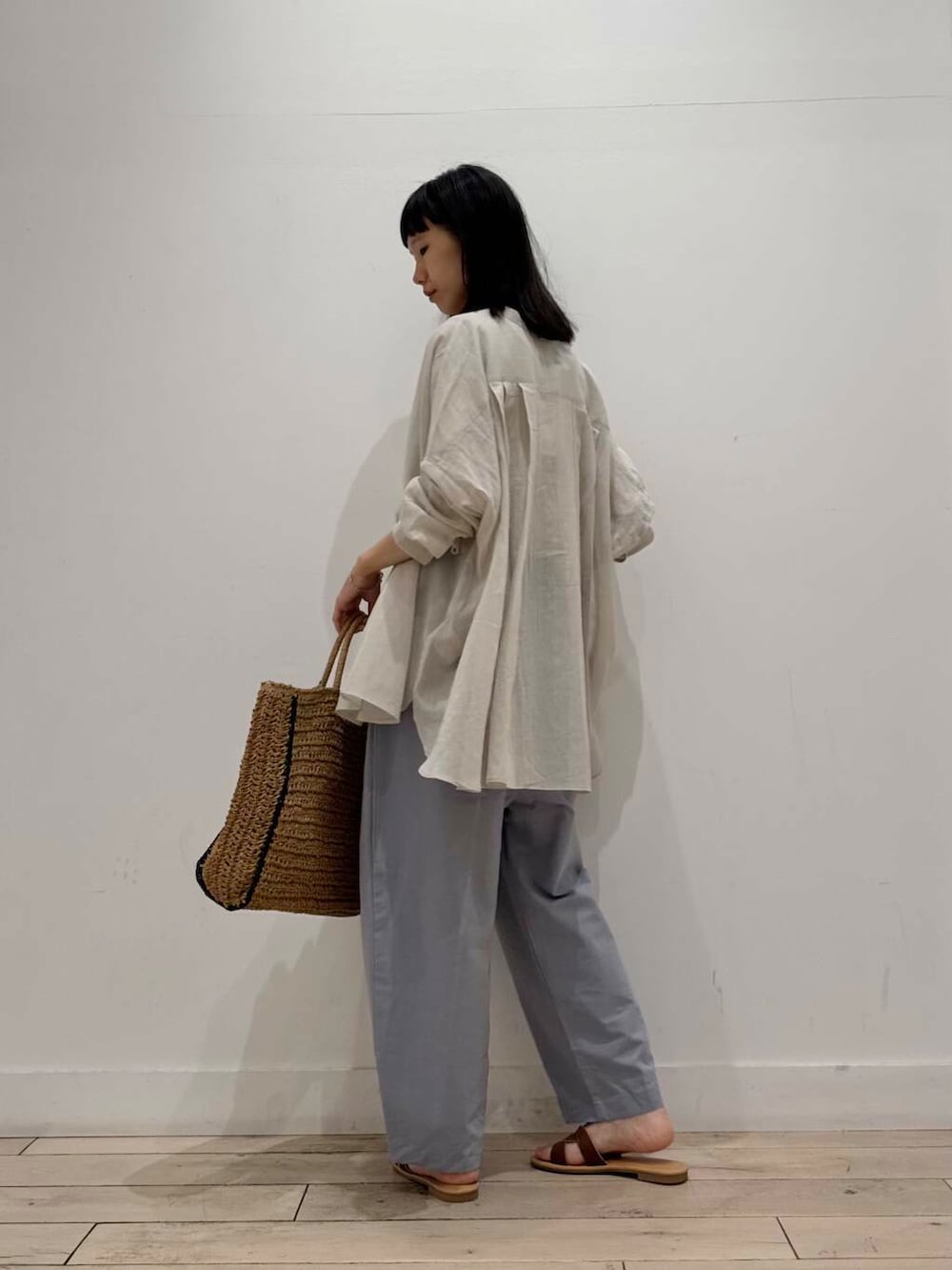 「シャツ、イージーパンツ、ママコーデ、サンダル、SMELLY、タンクトップ、doors、低身長コーデ、30代、ブルベ夏、骨格ナチュラル、サルエルパンツ、ペーパーバッグ」|「URBAN RESEARCH DOORSのペーパートートバッグ(トートバッグ、ベージュ系)」を使った、くどうさん(レディース・157cm)の夏コーディネートの3枚目の写真