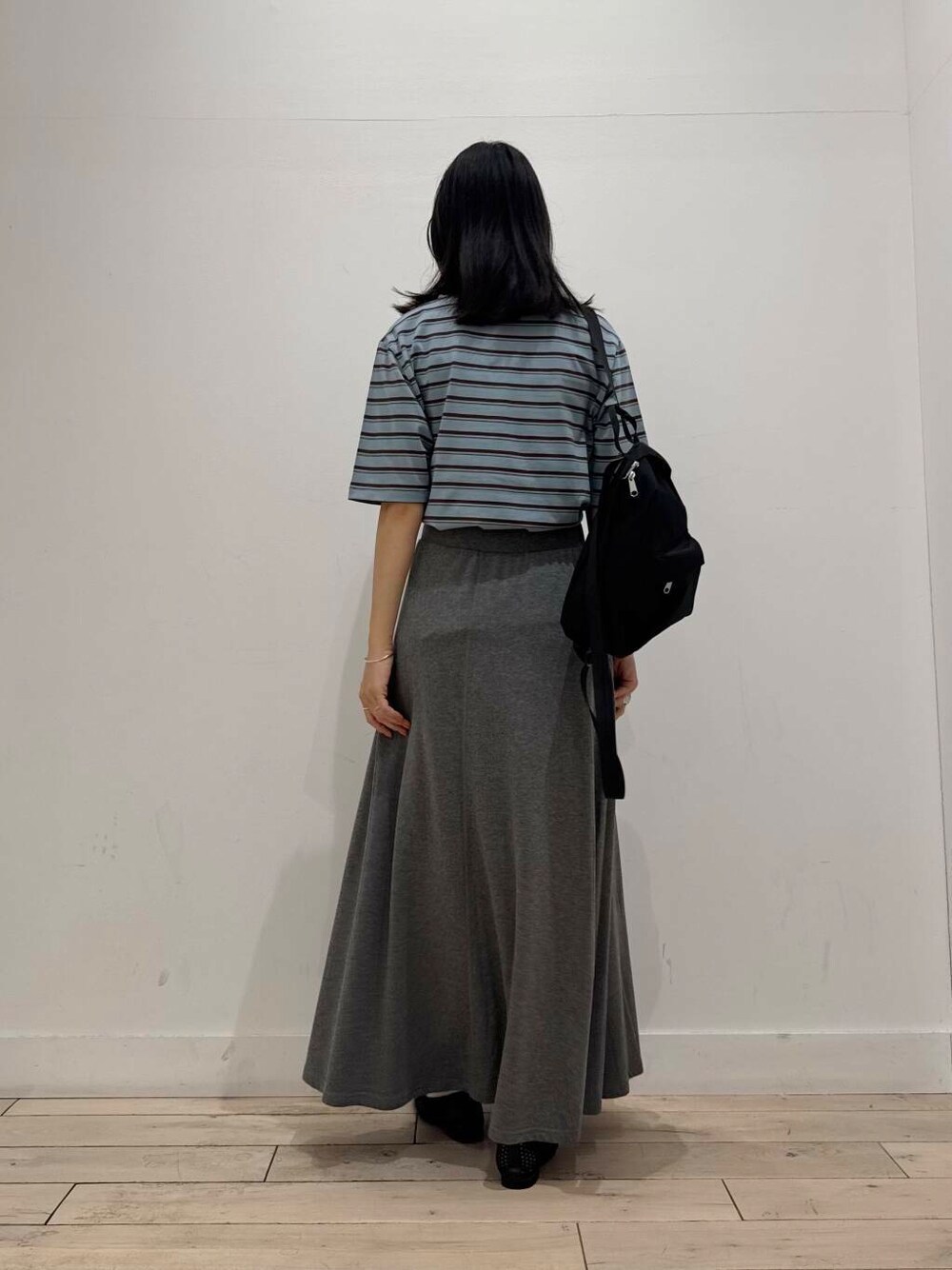 ブラック系のバックパック/リュック、グレー系のスカート、ブラック系のバレエシューズを着用したレディースの夏コーディネートの4枚目の写真