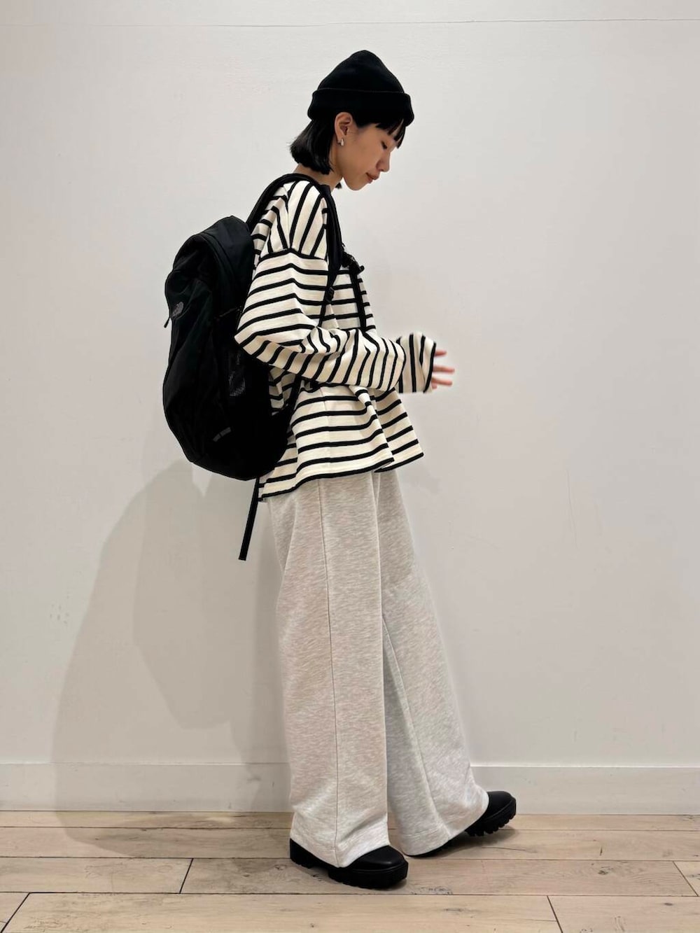 ブラック系のブーツ、ホワイト系のTシャツ/カットソー、ブラック系のバックパック/リュックを着用したレディースの秋コーディネートの4枚目の写真