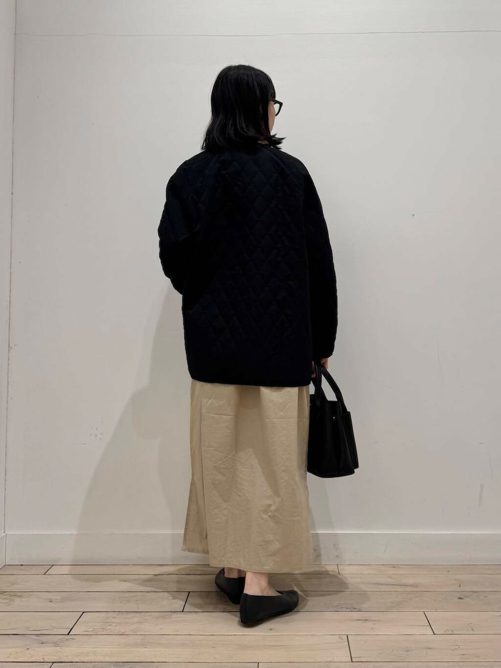 「ワンピース、大人カジュアル、ママコーデ、パンプス、シンプルコーデ、シャツワンピース、RODESKO、トートバッグ、doors、低身長コーデ、シルク、30代、ママファッション、キルトジャケット、ブルベ夏」｜「RODE SKOのプチダブルポケットトートバッグ（トートバッグ、ブラック系）」を使った、くどうさん（レディース・157cm）の冬コーディネートの3枚目の写真