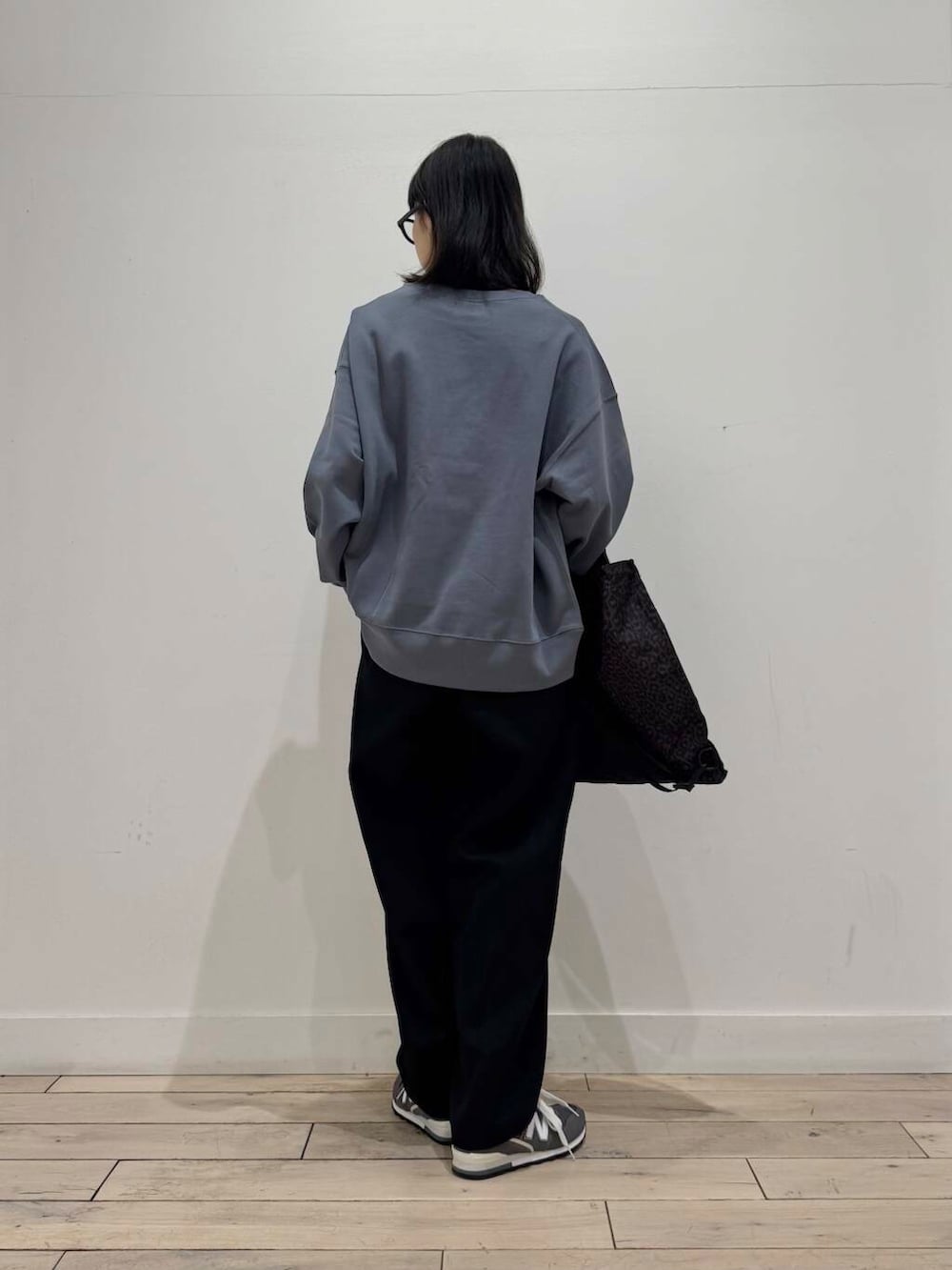 「大人カジュアル、スニーカー、別注、ママコーデ、スウェット、シンプルコーデ、doors、低身長コーデ、コクーンパンツ、30代、newbalance、ママファッション、カラースウェット、ブルベ夏、骨格ナチュラル」｜「URBAN RESEARCH DOORSのスウェットクルーネックプルオーバー（スウェット、ブルー系）」を使った、くどうさん（レディース・157cm）の春コーディネートの3枚目の写真