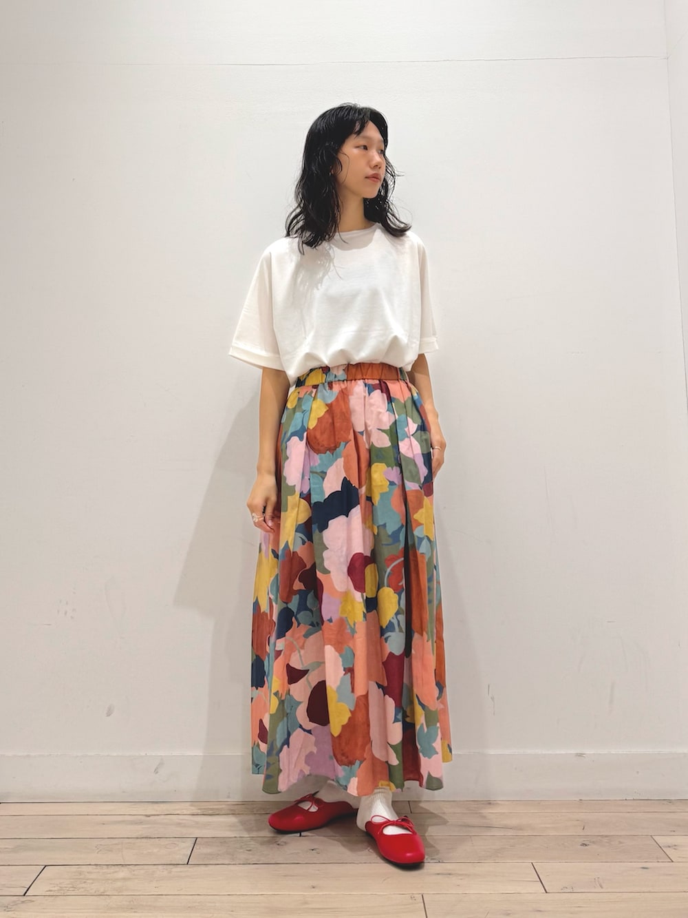 「DOORS、doors、かぐれ、st2508、30代コーデ、ママコーデ、低身長、低身長コーデ、骨格ナチュラル、Tシャツ、リバティ、スカート」｜「URBAN RESEARCH DOORSの『UVカット/接触冷感 /マシンウォッシャブル』シルキーコットンロールスリーブプルオーバー（Tシャツ/カットソー、ホワイト系）」を使った、くどうさん（骨格ナチュラル・レディース・157cm）の夏コーディネートの2枚目の写真