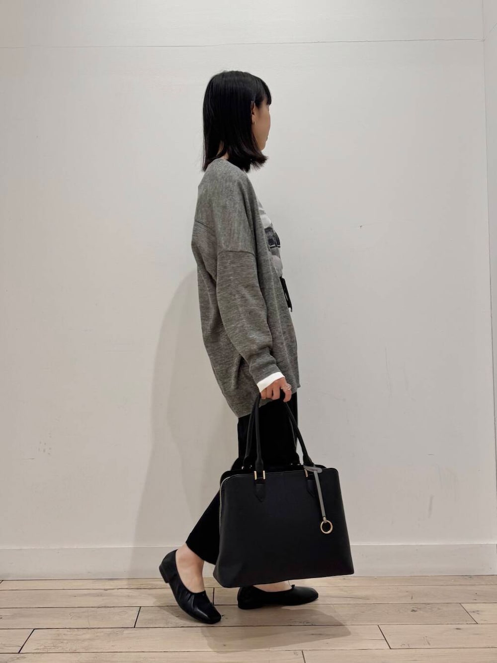 「大人カジュアル、イージーパンツ、ママコーデ、テーパードパンツ、シンプルコーデ、バレエシューズ、RODESKO、トートバッグ、ネックレス、SMELLY、リネン、doors、低身長コーデ、30代、ママファッション」|「RODE SKOのセンターステッチトートバッグ(トートバッグ、ブラック系)」を使った、くどうさん(レディース・157cm)の春コーディネートの3枚目の写真