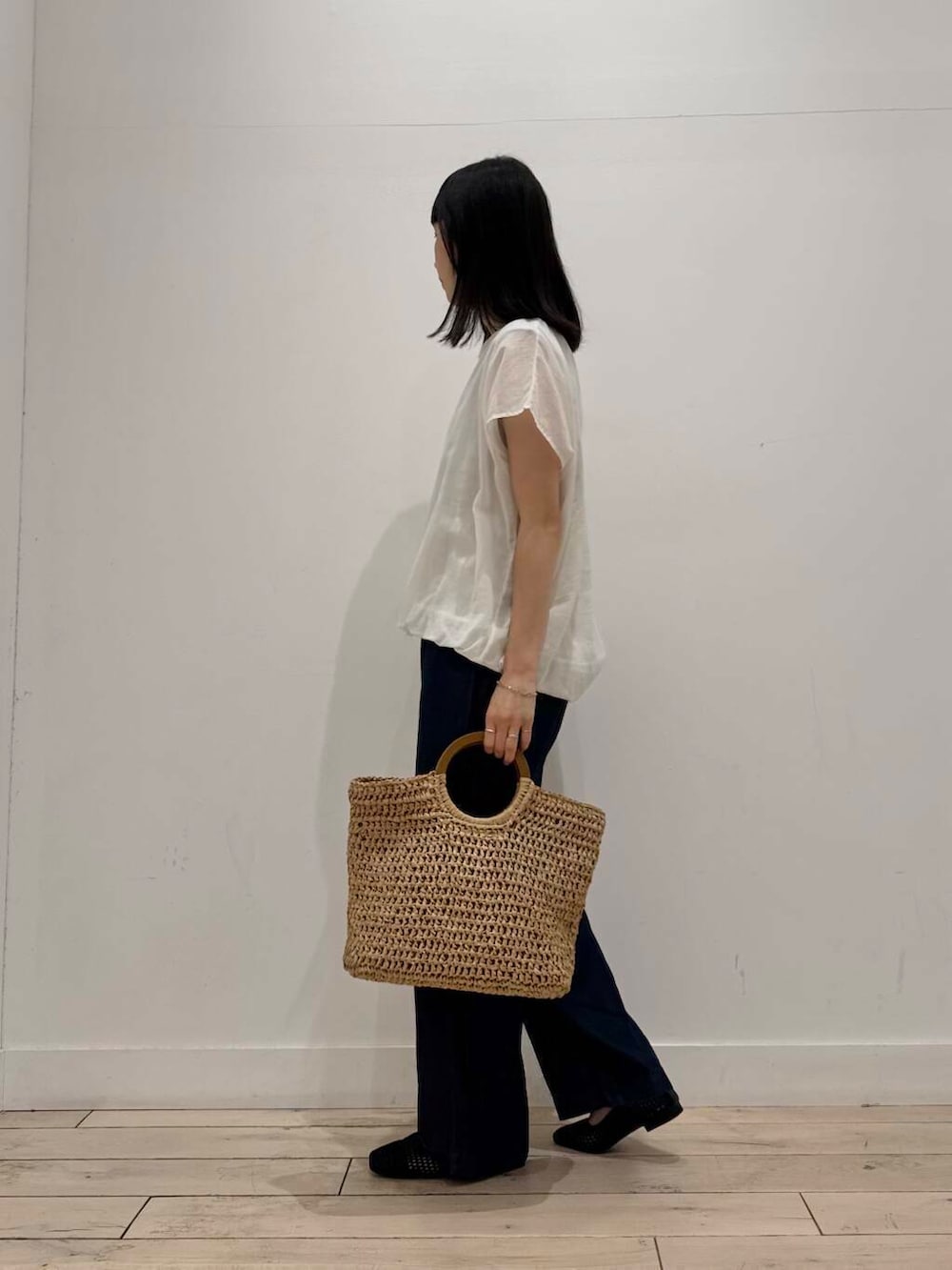 「デニム、イージーパンツ、ママコーデ、RODESKO、レイヤード、SMELLY、doors、低身長コーデ、30代、ブルベ夏、メッシュパンプス、骨格ナチュラル、ペーパーバッグ、夏の涼しげパンツコーデ」｜「RODE SKOのウッドハンドルペーパーバッグ（トートバッグ、ベージュ系）」を使った、くどうさん（レディース・157cm）の夏コーディネートの4枚目の写真