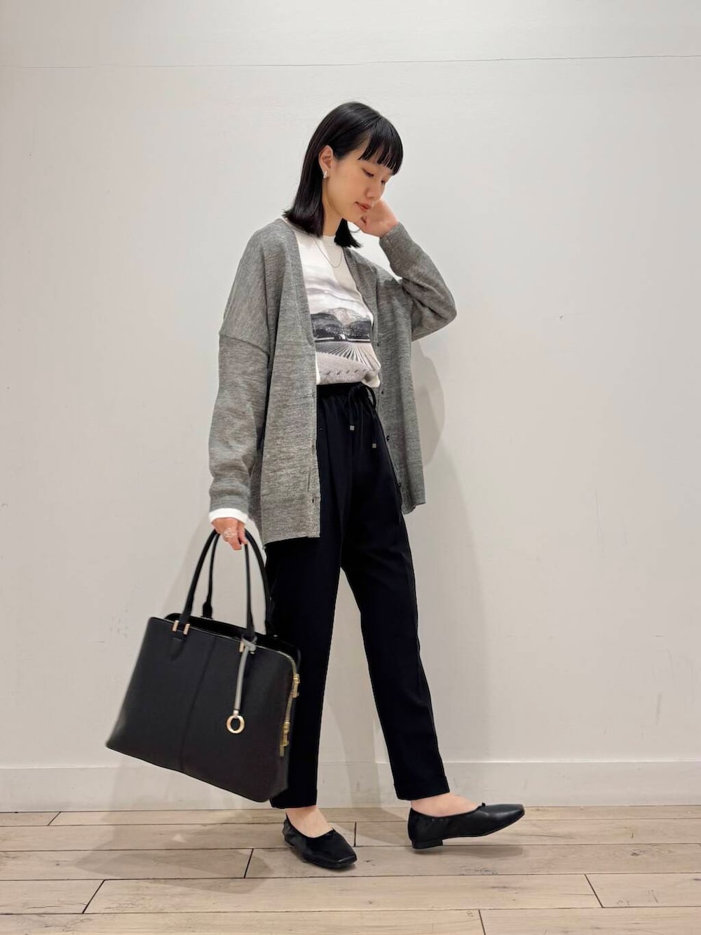 「大人カジュアル、イージーパンツ、ママコーデ、テーパードパンツ、シンプルコーデ、バレエシューズ、RODESKO、トートバッグ、ネックレス、SMELLY、リネン、doors、低身長コーデ、30代、ママファッション」|「RODE SKOのセンターステッチトートバッグ(トートバッグ、ブラック系)」を使った、くどうさん(レディース・157cm)の春コーディネートの2枚目の写真