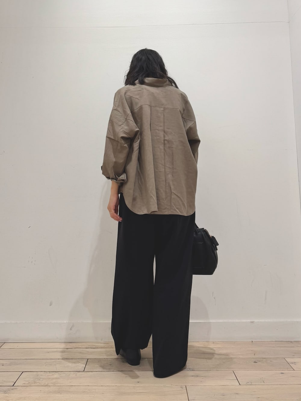 「DOORS、doors、st2508、30代コーデ、RODESKO、低身長、低身長コーデ、ママコーデ、ワークシャツ、シャツ、ローファー」|「URBAN RESEARCH DOORSのインナーノースリーブプルオーバー(Tシャツ/カットソー、ホワイト系)」を使った、くどうさん(骨格ナチュラル・レディース・157cm)の秋コーディネートの3枚目の写真
