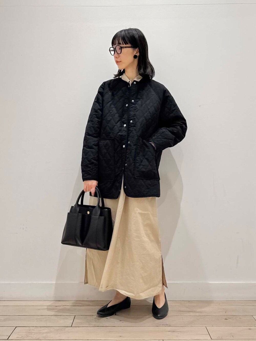 「ワンピース、大人カジュアル、ママコーデ、パンプス、シンプルコーデ、シャツワンピース、RODESKO、トートバッグ、doors、低身長コーデ、シルク、30代、ママファッション、キルトジャケット、ブルベ夏」｜「RODE SKOのプチダブルポケットトートバッグ（トートバッグ、ブラック系）」を使った、くどうさん（レディース・157cm）の冬コーディネートの5枚目の写真