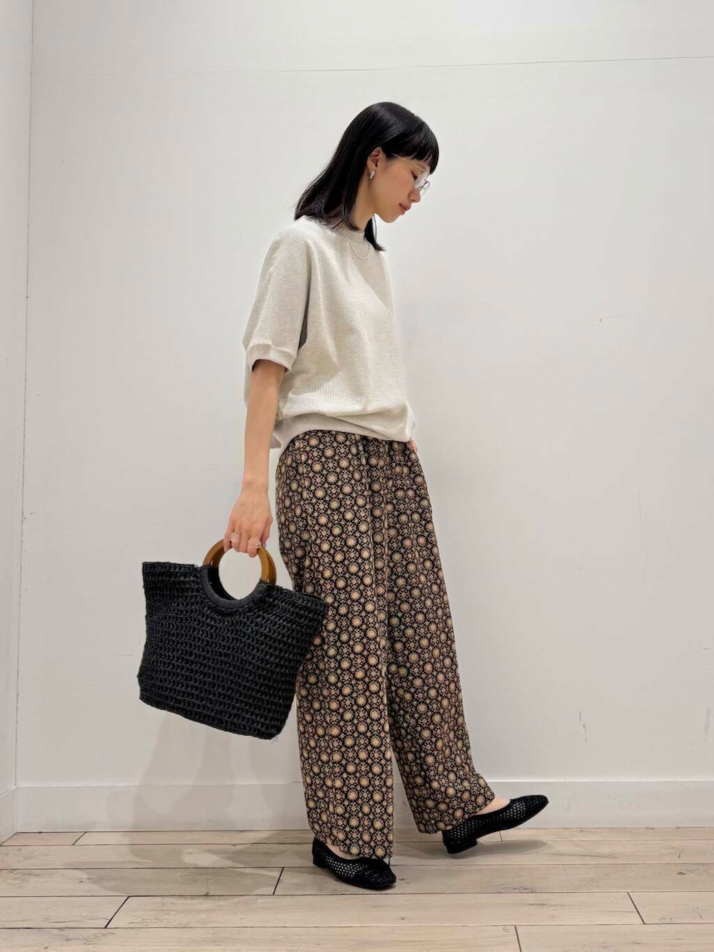 「大人カジュアル、イージーパンツ、ママコーデ、シンプルコーデ、RODESKO、SMELLY、フレンチスリーブ、柄パンツ、doors、低身長コーデ、30代、ブルベ夏、インドコットン、メッシュパンプス、骨格ナチュラル」｜「RODE SKOのウッドハンドルペーパーバッグ（トートバッグ、ブラック系）」を使った、くどうさん（レディース・157cm）の春コーディネートの2枚目の写真
