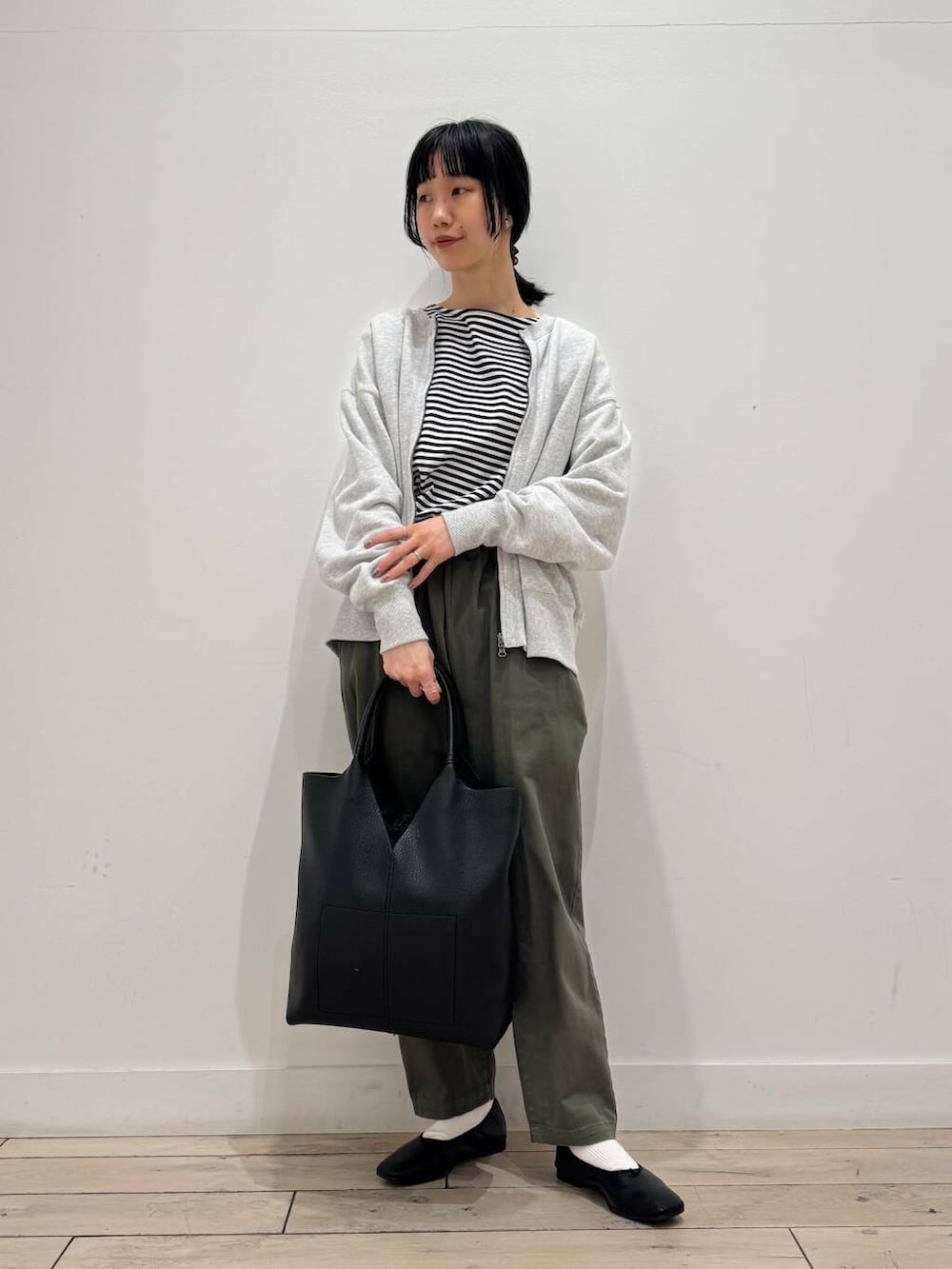 「大人カジュアル、イージーパンツ、ママコーデ、シンプルコーデ、ボーダー、バレエシューズ、RODESKO、トートバッグ、doors、低身長コーデ、30代、ママファッション、ブルベ夏、スウェットカーディガン、春カラーコーデ」｜「URBAN RESEARCH DOORSの『一部WEB限定カラー』コットンスウェットZIPカーディガン（カーディガン/ボレロ、グレー系）」を使った、くどうさん（レディース・157cm）の春コーディネートの5枚目の写真