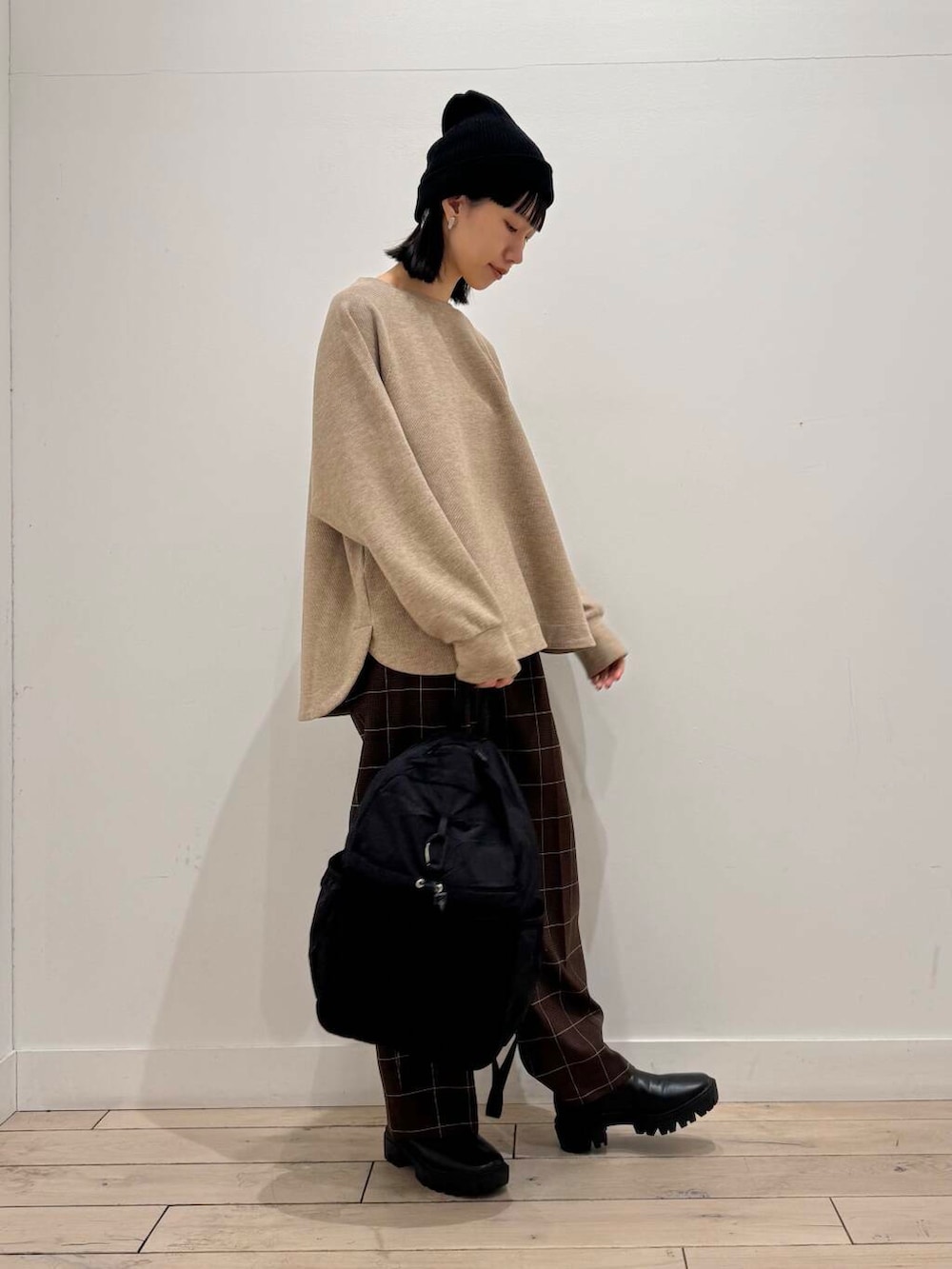 ブラック系のブーツ、ベージュ系のTシャツ/カットソー、ブラウン系のその他パンツを着用したレディースの冬コーディネートの2枚目の写真