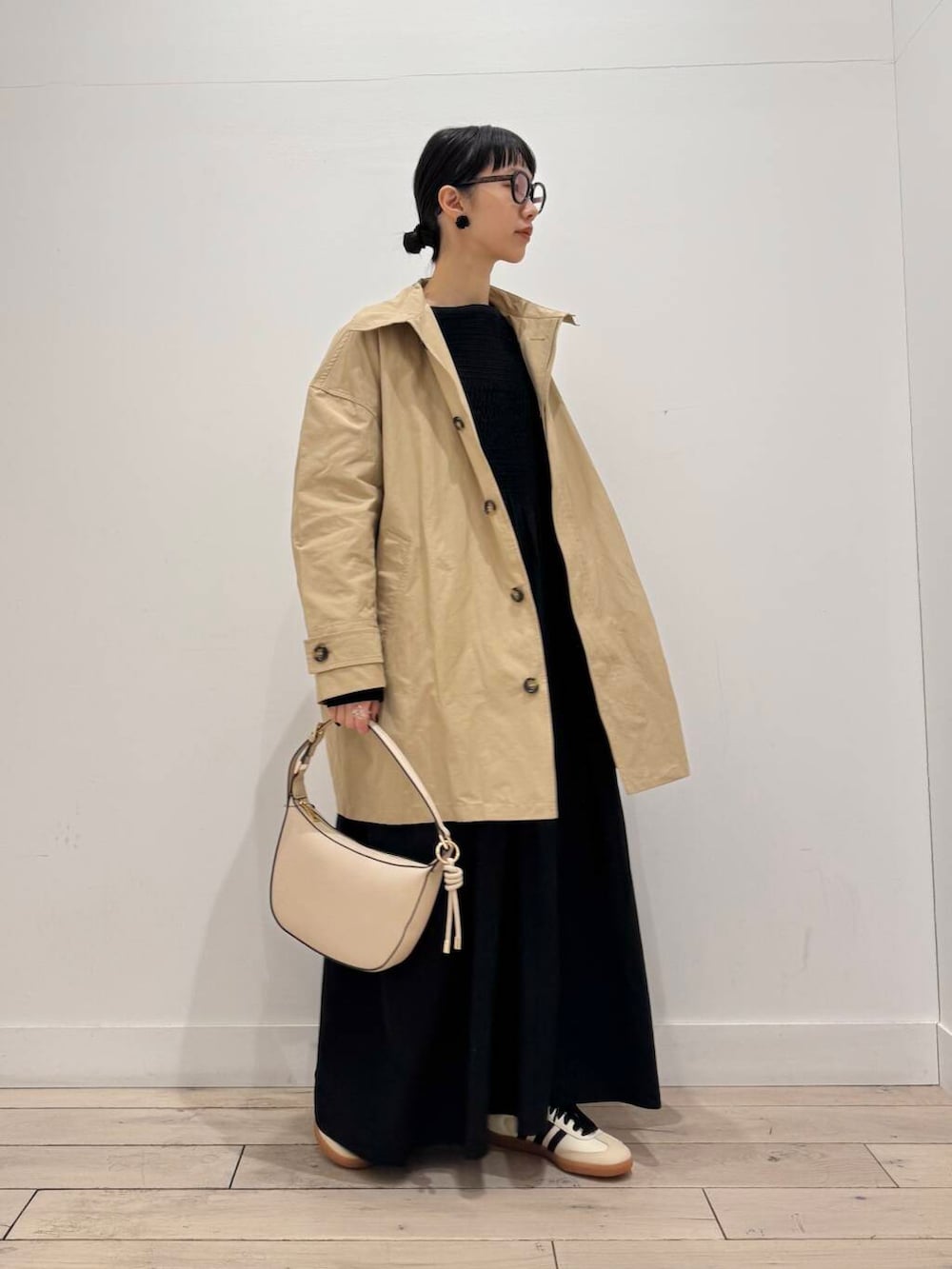 「ワンピース、大人カジュアル、スニーカー、ママコーデ、シンプルコーデ、RODESKO、adidas、スタンドカラー、doors、低身長コーデ、30代、ママファッション、ミドルコート、ワンハンドルバッグ、ブルベ夏」｜「URBAN RESEARCH DOORSのスタンドカラーミドルコート（その他アウター、ベージュ系）」を使った、くどうさん（レディース・157cm）の冬コーディネートの4枚目の写真