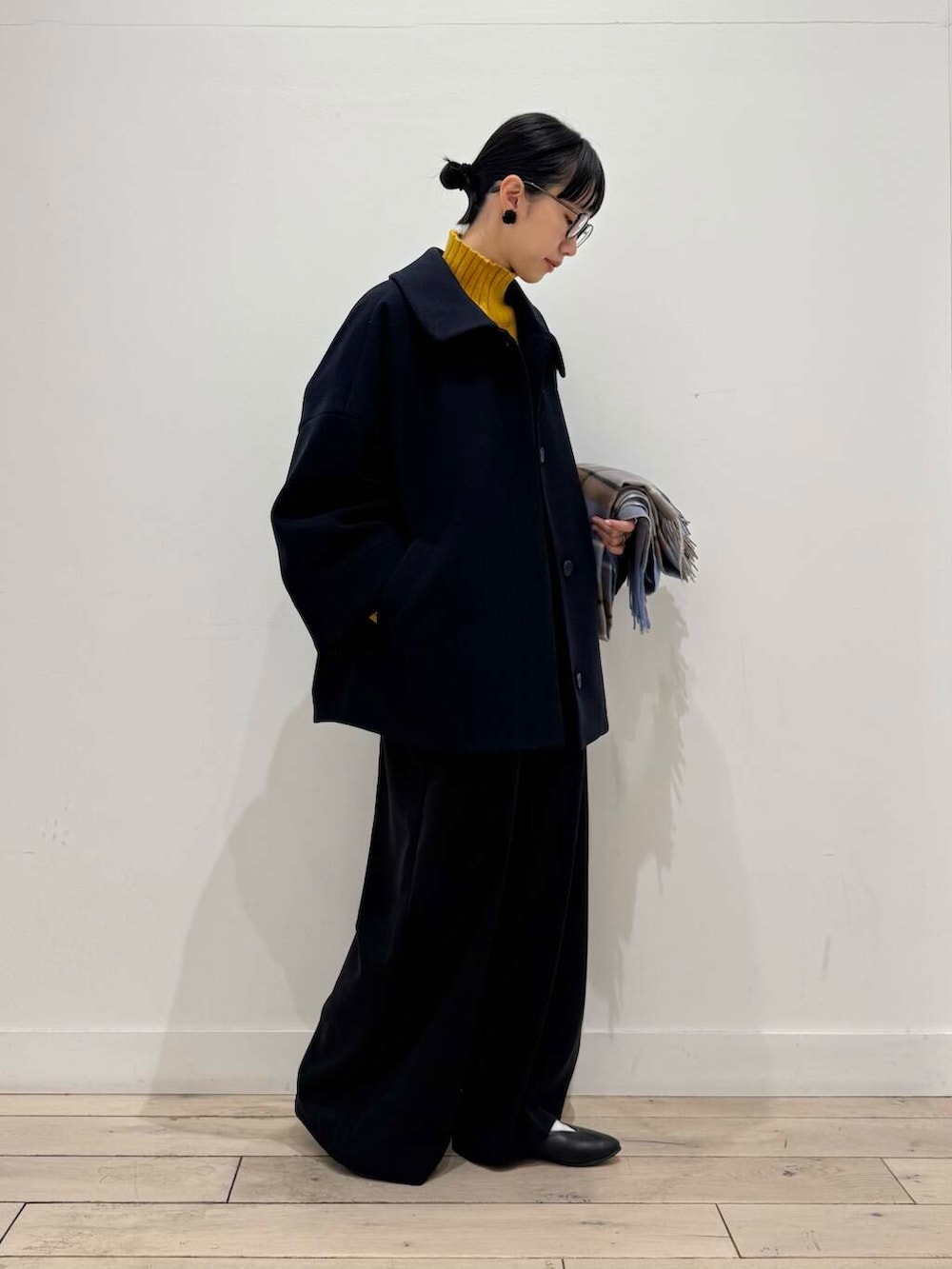 ブラック系のパンプス、ブルー系のその他アウター、ブラック系のサロペット/オーバーオールを着用したレディースの冬コーディネートの2枚目の写真