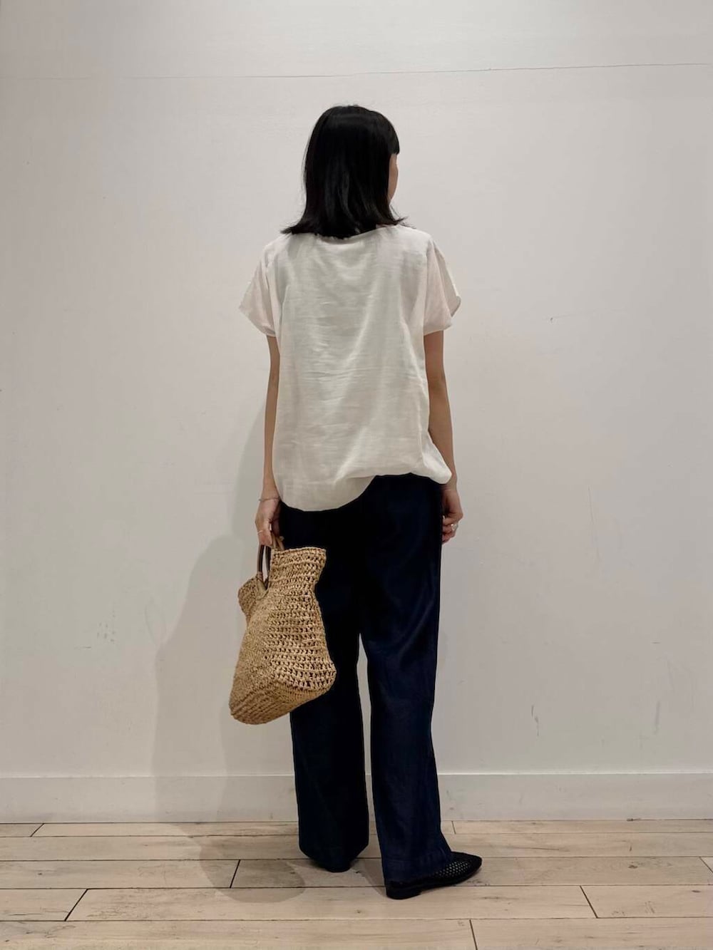「デニム、イージーパンツ、ママコーデ、RODESKO、レイヤード、SMELLY、doors、低身長コーデ、30代、ブルベ夏、メッシュパンプス、骨格ナチュラル、ペーパーバッグ、夏の涼しげパンツコーデ」｜「RODE SKOのウッドハンドルペーパーバッグ（トートバッグ、ベージュ系）」を使った、くどうさん（レディース・157cm）の夏コーディネートの3枚目の写真