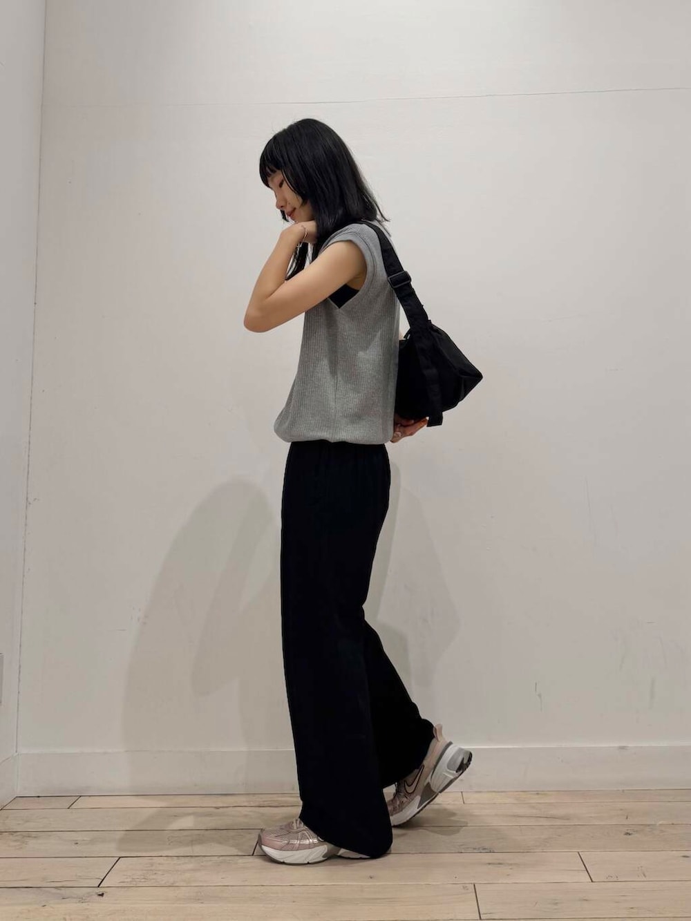 「スニーカー、イージーパンツ、ママコーデ、ショルダーバッグ、FORK&SPOON、NIKE、ノースリーブ、SMELLY、doors、低身長コーデ、30代、ドライタッチ、ブルベ夏、骨格ナチュラル、私が選ぶセールアイテム25ss」｜「SMELLYのSMELLY so’　grain necklace（ネックレス、シルバー系）」を使った、くどうさん（レディース・157cm）の夏コーディネートの4枚目の写真