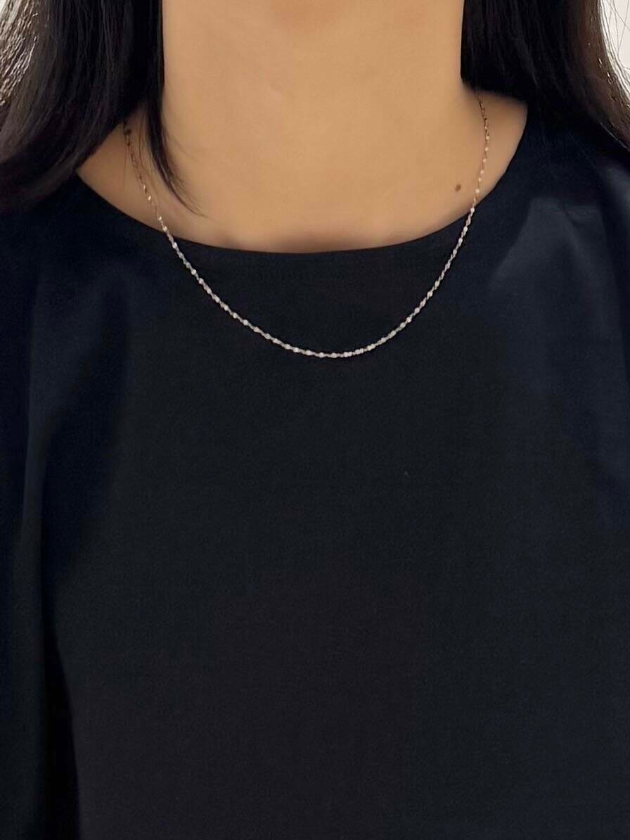 ブラック系のトートバッグ、イエロー系のサンダル、グレー系のその他パンツを着用したレディースの春コーディネートの6枚目の写真