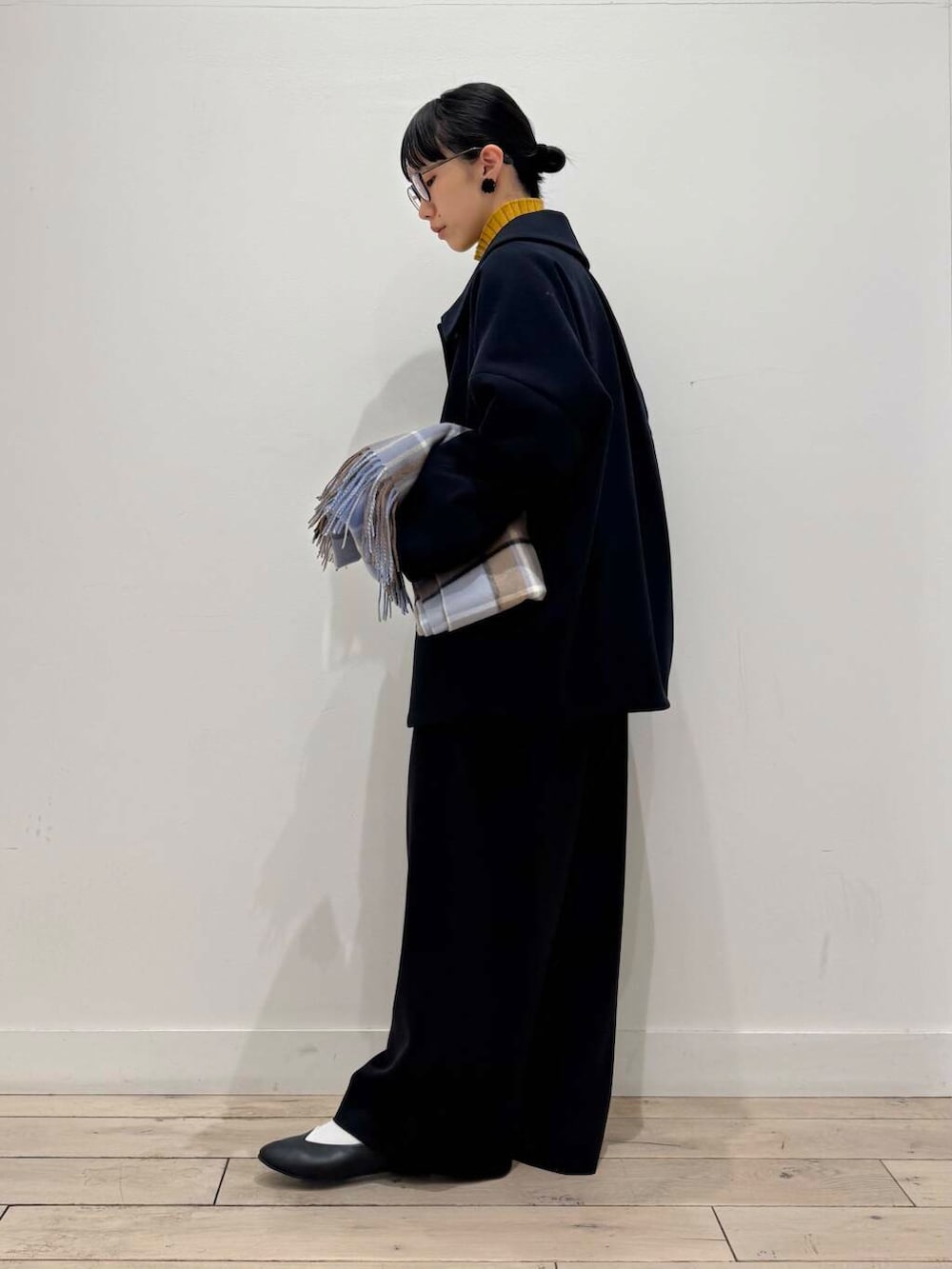 ブラック系のパンプス、ブルー系のその他アウター、ブラック系のサロペット/オーバーオールを着用したレディースの冬コーディネートの4枚目の写真