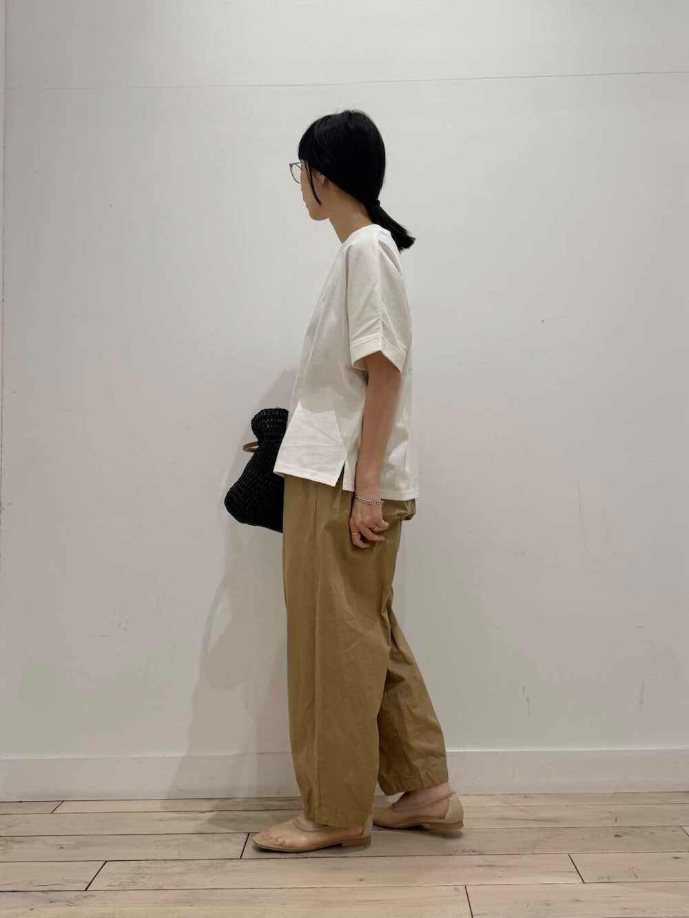 「Tシャツ、イージーパンツ、ママコーデ、RODESKO、SMELLY、クロップドパンツ、doors、低身長コーデ、URTECH、30代、ブルベ夏、骨格ナチュラル、ペーパーバッグ、シアーパンプス、洒落見えカットソーコーデ」｜「RODE SKOのウッドハンドルペーパーバッグ（トートバッグ、ブラック系）」を使った、くどうさん（レディース・157cm）の夏コーディネートの3枚目の写真