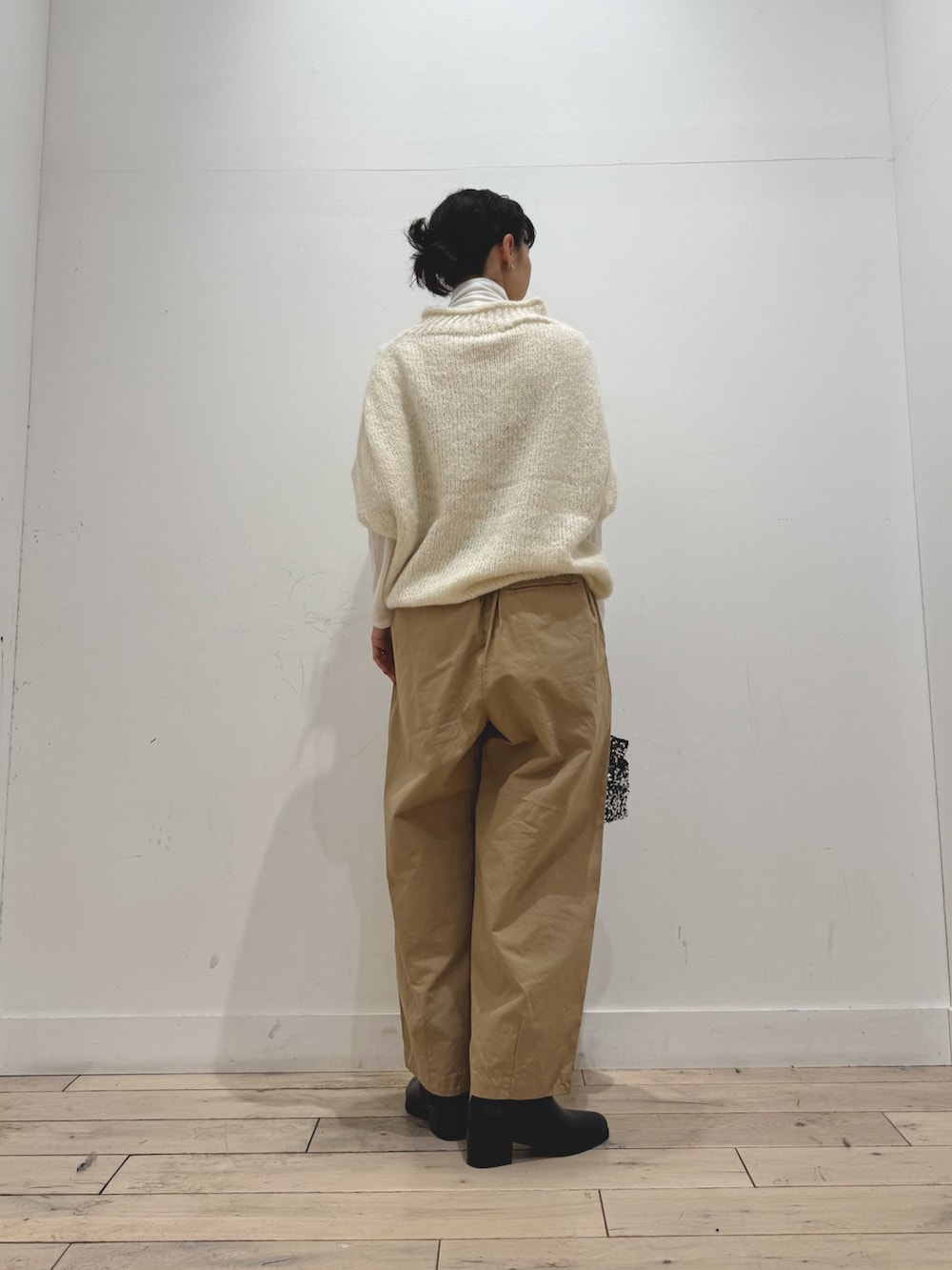 ホワイト系のTシャツ/カットソー、ホワイト系のニット/セーター、シルバー系のショルダーバッグを着用したレディースの秋コーディネートの3枚目の写真