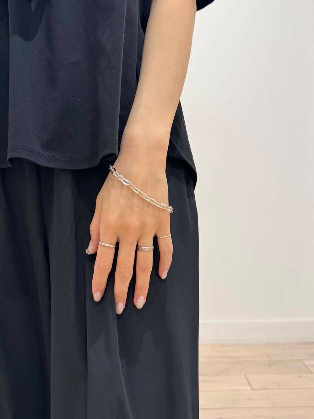 ブラック系のトートバッグ、イエロー系のサンダル、グレー系のその他パンツを着用したレディースの春コーディネートの5枚目の写真