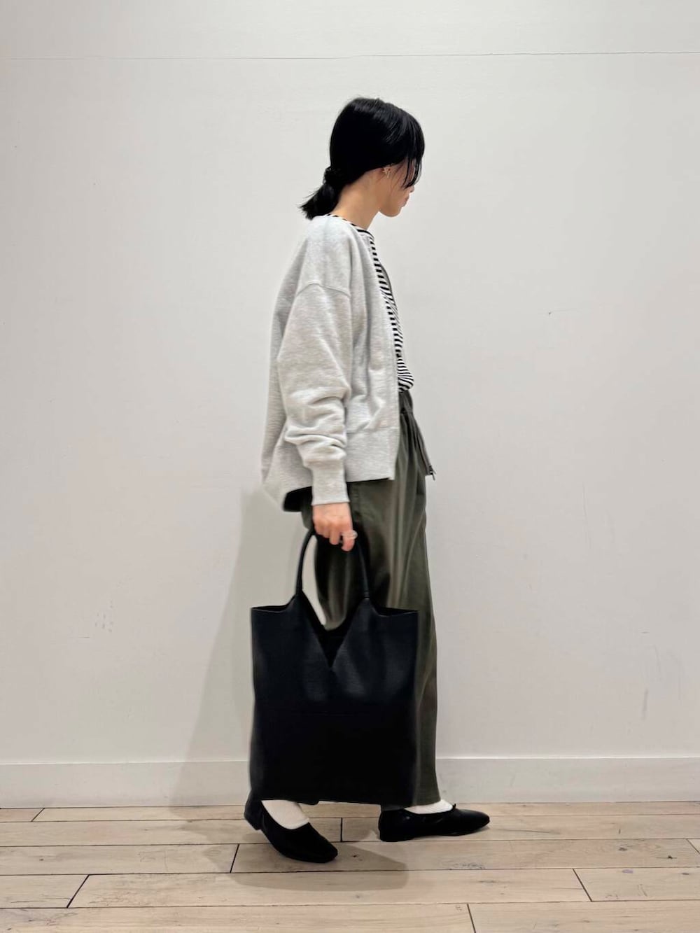 「大人カジュアル、イージーパンツ、ママコーデ、シンプルコーデ、ボーダー、バレエシューズ、RODESKO、トートバッグ、doors、低身長コーデ、30代、ママファッション、ブルベ夏、スウェットカーディガン、春カラーコーデ」｜「URBAN RESEARCH DOORSの『一部WEB限定カラー』コットンスウェットZIPカーディガン（カーディガン/ボレロ、グレー系）」を使った、くどうさん（レディース・157cm）の春コーディネートの2枚目の写真