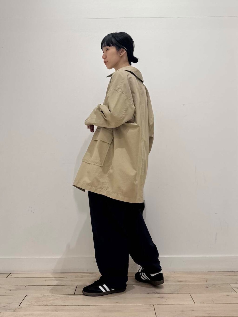 「大人カジュアル、Tシャツ、別注、ママコーデ、シンプルコーデ、RODESKO、adidas、doors、低身長コーデ、EKAL、URTECH、30代、ママファッション、メンズ、ブルベ夏」｜「FORK&SPOONのFORK&SPOON　バルカラーライトコート（ステンカラーコート、ベージュ系）」を使った、くどうさん（レディース・157cm）の春コーディネートの7枚目の写真