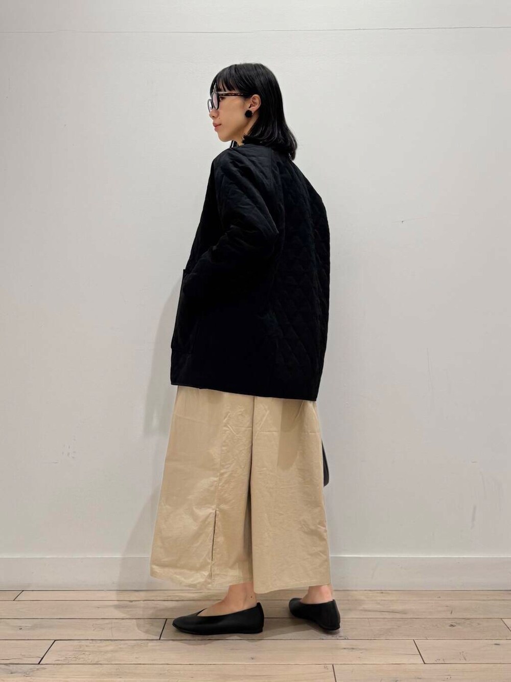 「ワンピース、大人カジュアル、ママコーデ、パンプス、シンプルコーデ、シャツワンピース、RODESKO、トートバッグ、doors、低身長コーデ、シルク、30代、ママファッション、キルトジャケット、ブルベ夏」｜「RODE SKOのプチダブルポケットトートバッグ（トートバッグ、ブラック系）」を使った、くどうさん（レディース・157cm）の冬コーディネートの4枚目の写真