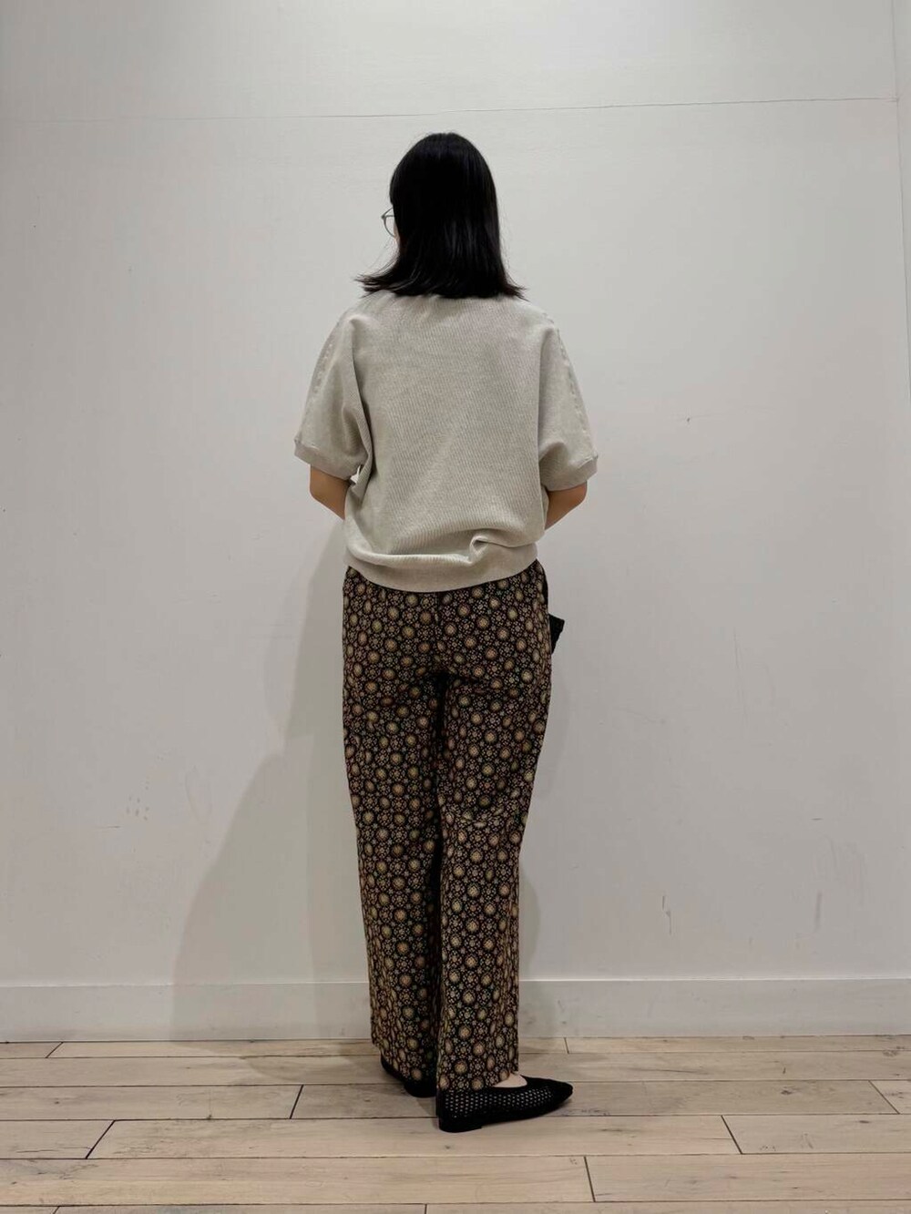 「大人カジュアル、イージーパンツ、ママコーデ、シンプルコーデ、RODESKO、SMELLY、フレンチスリーブ、柄パンツ、doors、低身長コーデ、30代、ブルベ夏、インドコットン、メッシュパンプス、骨格ナチュラル」｜「RODE SKOのウッドハンドルペーパーバッグ（トートバッグ、ブラック系）」を使った、くどうさん（レディース・157cm）の春コーディネートの3枚目の写真