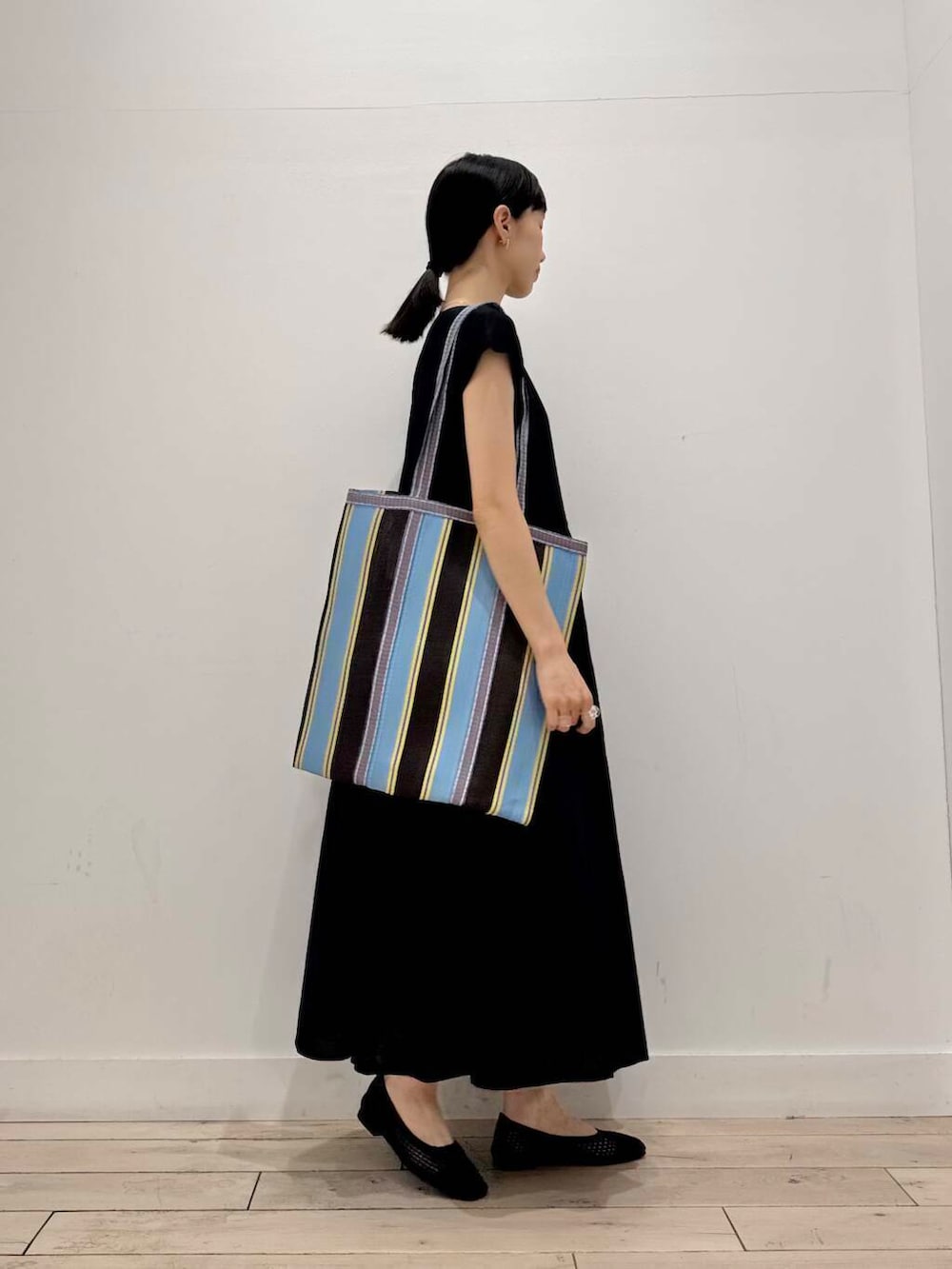 「ワンピース、ママコーデ、リバーシブル、RODESKO、トートバッグ、SMELLY、doors、低身長コーデ、30代、ブルベ夏、メッシュパンプス、骨格ナチュラル、ワンピース×低身長」｜「SMELLYのニュアンスメタルスライドネックレス（ネックレス、シルバー系）」を使った、くどうさん（レディース・157cm）の夏コーディネートの2枚目の写真