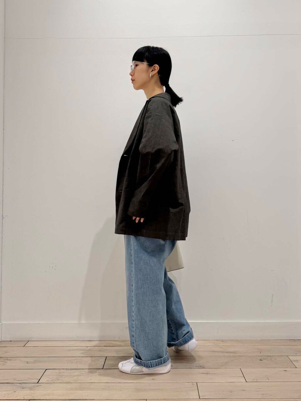 「大人カジュアル、デニム、ジャケット、イージーパンツ、ママコーデ、シンプルコーデ、ボーダー、RODESKO、doors、低身長コーデ、PUMA、30代、ママファッション、ブルベ夏、骨格ナチュラル」｜「かぐれのフェードデニムイージーパンツ（デニムパンツ、ブルー系）」を使った、くどうさん（レディース・157cm）の春コーディネートの4枚目の写真