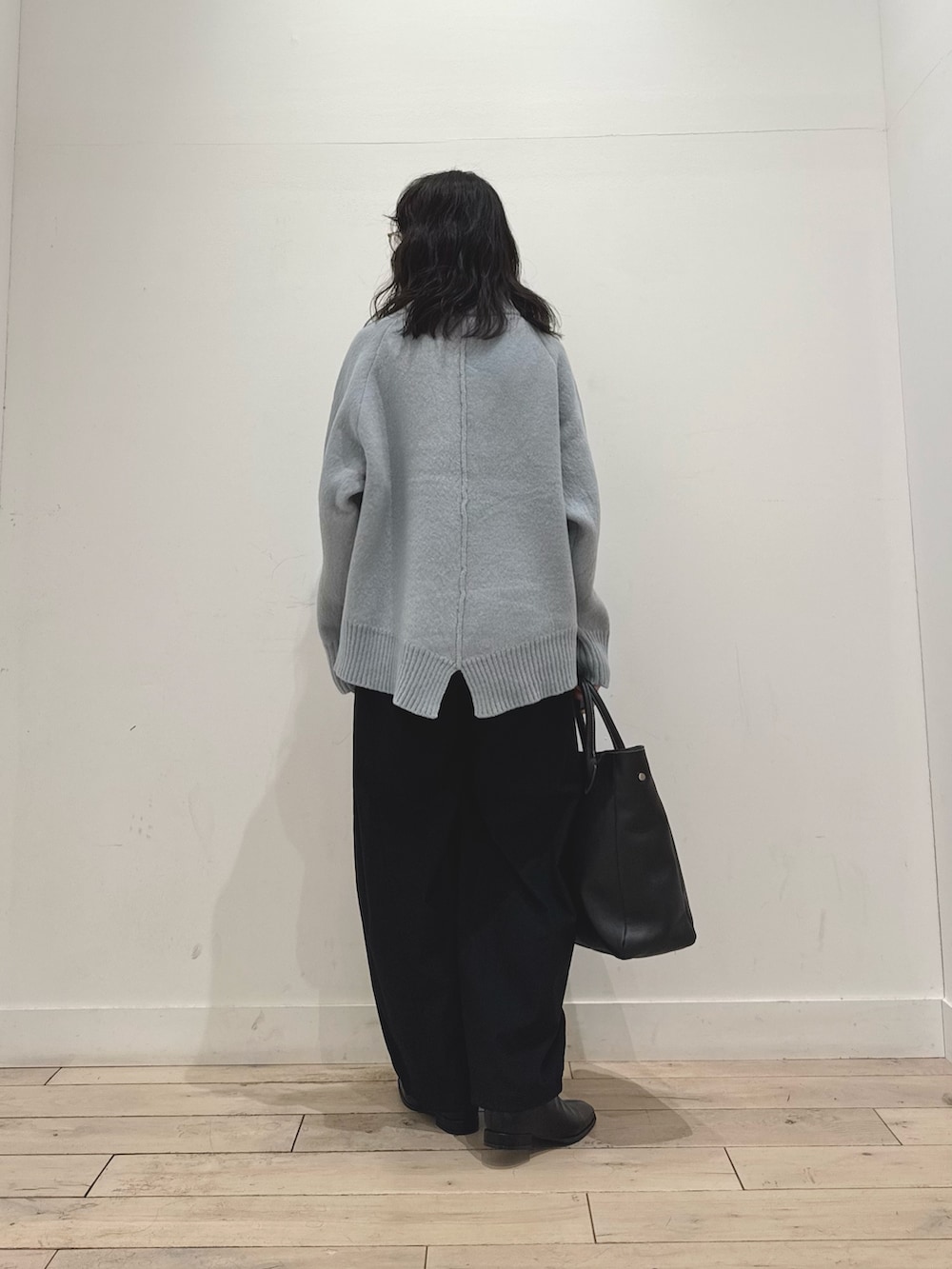 シルバー系のその他パンツ、ブラック系のトートバッグ、ブラック系のブーツを着用したレディースの秋コーディネートの3枚目の写真