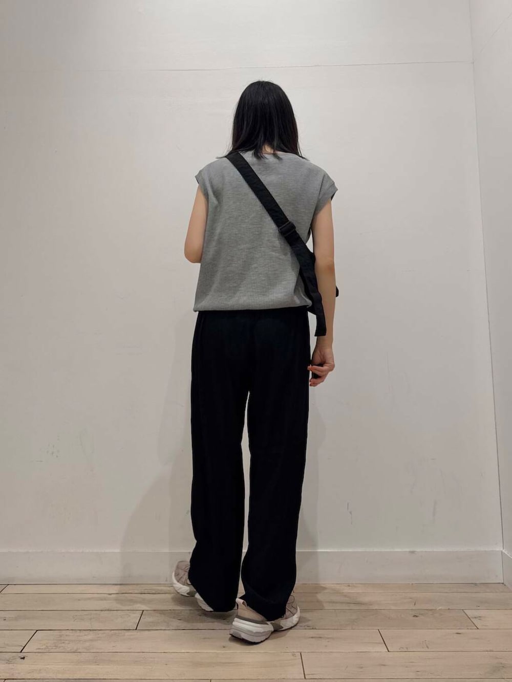 「スニーカー、イージーパンツ、ママコーデ、ショルダーバッグ、FORK&SPOON、NIKE、ノースリーブ、SMELLY、doors、低身長コーデ、30代、ドライタッチ、ブルベ夏、骨格ナチュラル、私が選ぶセールアイテム25ss」｜「SMELLYのSMELLY so’　grain necklace（ネックレス、シルバー系）」を使った、くどうさん（レディース・157cm）の夏コーディネートの3枚目の写真