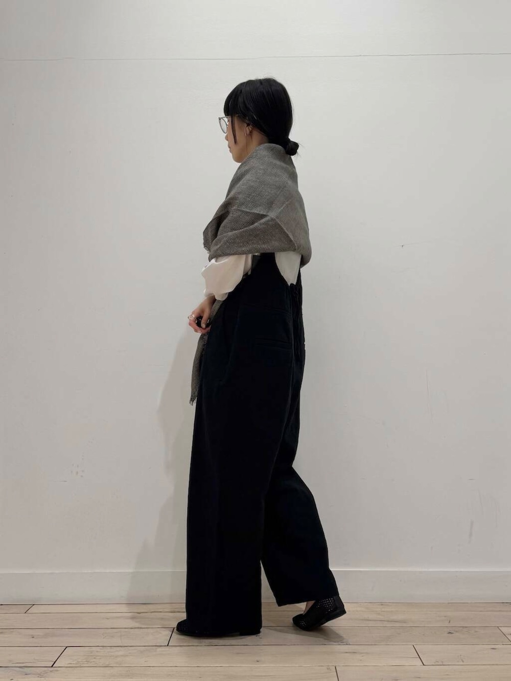 「大人カジュアル、モノトーン、ママコーデ、シンプルコーデ、RODESKO、サロペット、チェックストール、SMELLY、リネン、doors、低身長コーデ、30代、シアーt、ブルベ夏、メッシュパンプス」｜「SMELLYのステンレスレイヤードチェーンバングル（バングル/リストバンド、シルバー系）」を使った、くどうさん（レディース・157cm）の春コーディネートの4枚目の写真