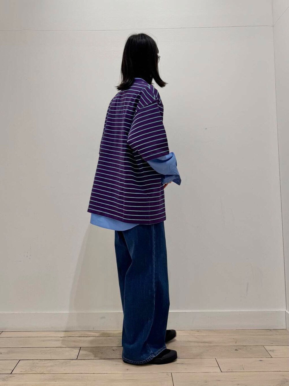 「シャツ、lee、大人カジュアル、デニム、ワイドパンツ、vans、Tシャツ、別注、ママコーデ、シンプルコーデ、ボーダー、doors、低身長コーデ、30代、ママファッション」｜「URBAN RESEARCH DOORSの『WEB/一部店舗限定サイズ』『吸水速乾』セオアルファバンドカラーロングスリーブシャツ（シャツ/ブラウス、ブルー系）」を使った、くどうさん（レディース・157cm）の春コーディネートの2枚目の写真