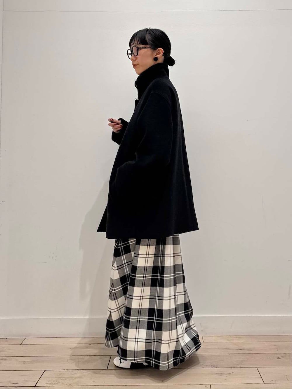 ブラック系のその他アウター、ホワイト系のスウェット、ホワイト系のスカートを着用したレディースの冬コーディネートの4枚目の写真