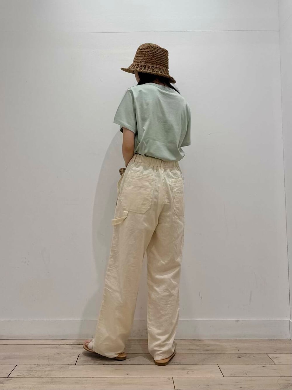 「Tシャツ、ママコーデ、サンダル、RODESKO、ロゴT、SMELLY、ペーパーハット、doors、低身長コーデ、30代、ブルベ夏、骨格ナチュラル、ペーパーバッグ、カジュアル派のtシャツコーデ、私が選ぶセールアイテム25ss」|「URBAN RESEARCH DOORSのペーパーキリカエバケハ(ハット、ベージュ系)」を使った、くどうさん(レディース・157cm)の夏コーディネートの3枚目の写真