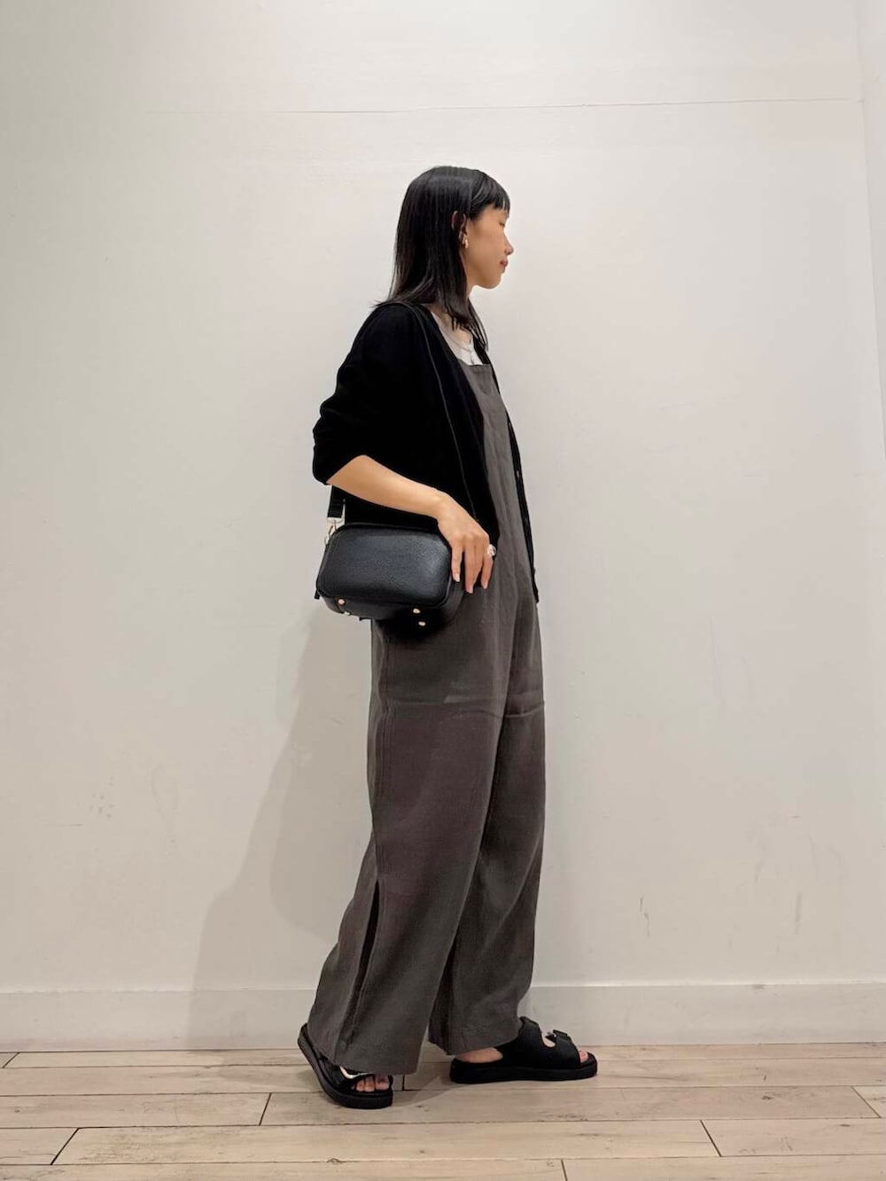 「カーディガン、ママコーデ、ショルダーバッグ、サンダル、RODESKO、SMELLY、タンクトップ、doors、低身長コーデ、30代、ブルベ夏、骨格ナチュラル、リネンサロペット、ひやサラクール」｜「RODE SKOのプレーンショルダーバッグ（ショルダーバッグ、ブラック系）」を使った、くどうさん（レディース・157cm）の夏コーディネートの4枚目の写真