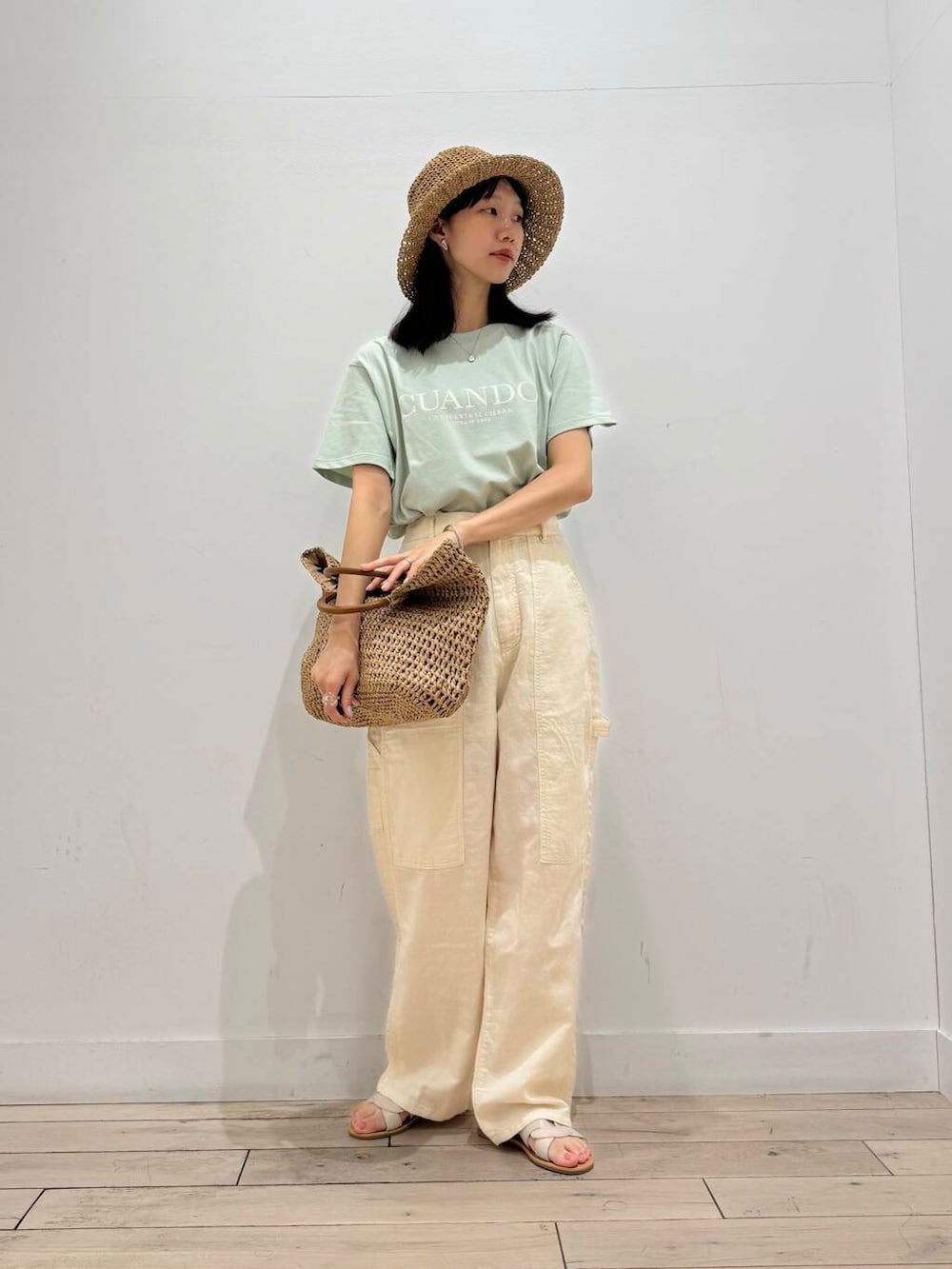 「Tシャツ、ママコーデ、サンダル、RODESKO、ロゴT、SMELLY、ペーパーハット、doors、低身長コーデ、30代、ブルベ夏、骨格ナチュラル、ペーパーバッグ、カジュアル派のtシャツコーデ、私が選ぶセールアイテム25ss」|「URBAN RESEARCH DOORSのペーパーキリカエバケハ(ハット、ベージュ系)」を使った、くどうさん(レディース・157cm)の夏コーディネートの5枚目の写真