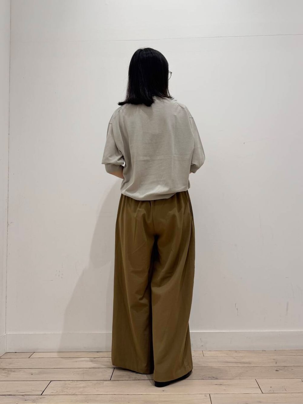 「大人カジュアル、イージーパンツ、ママコーデ、ローファー、ショルダーバッグ、シンプルコーデ、RODESKO、SMELLY、サマーニット、doors、低身長コーデ、30代、スパンコール、ブルベ夏、骨格ナチュラル」｜「RODE SKOのチェーン付きスパンコールバッグ（ショルダーバッグ、ブラック系）」を使った、くどうさん（レディース・157cm）の春コーディネートの3枚目の写真