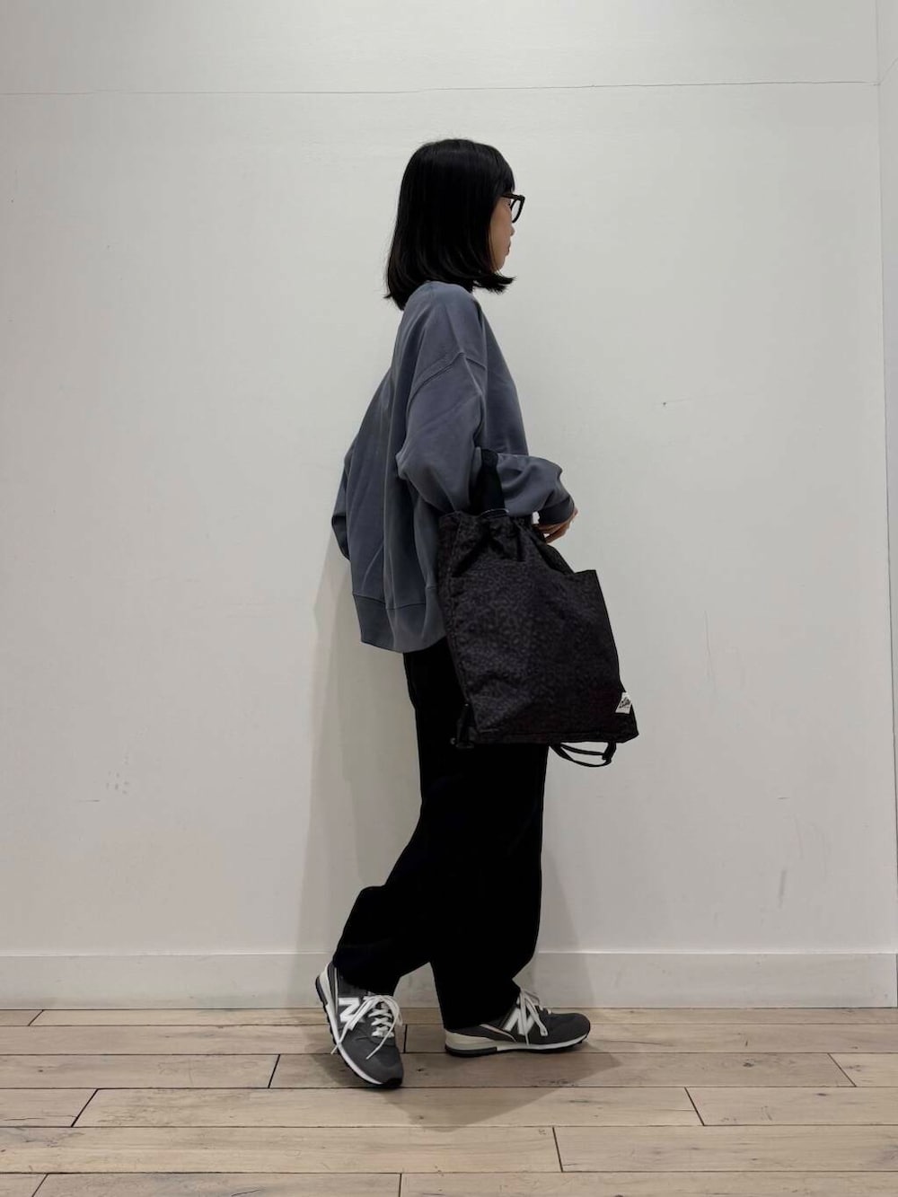 「大人カジュアル、スニーカー、別注、ママコーデ、スウェット、シンプルコーデ、doors、低身長コーデ、コクーンパンツ、30代、newbalance、ママファッション、カラースウェット、ブルベ夏、骨格ナチュラル」｜「URBAN RESEARCH DOORSのスウェットクルーネックプルオーバー（スウェット、ブルー系）」を使った、くどうさん（レディース・157cm）の春コーディネートの2枚目の写真