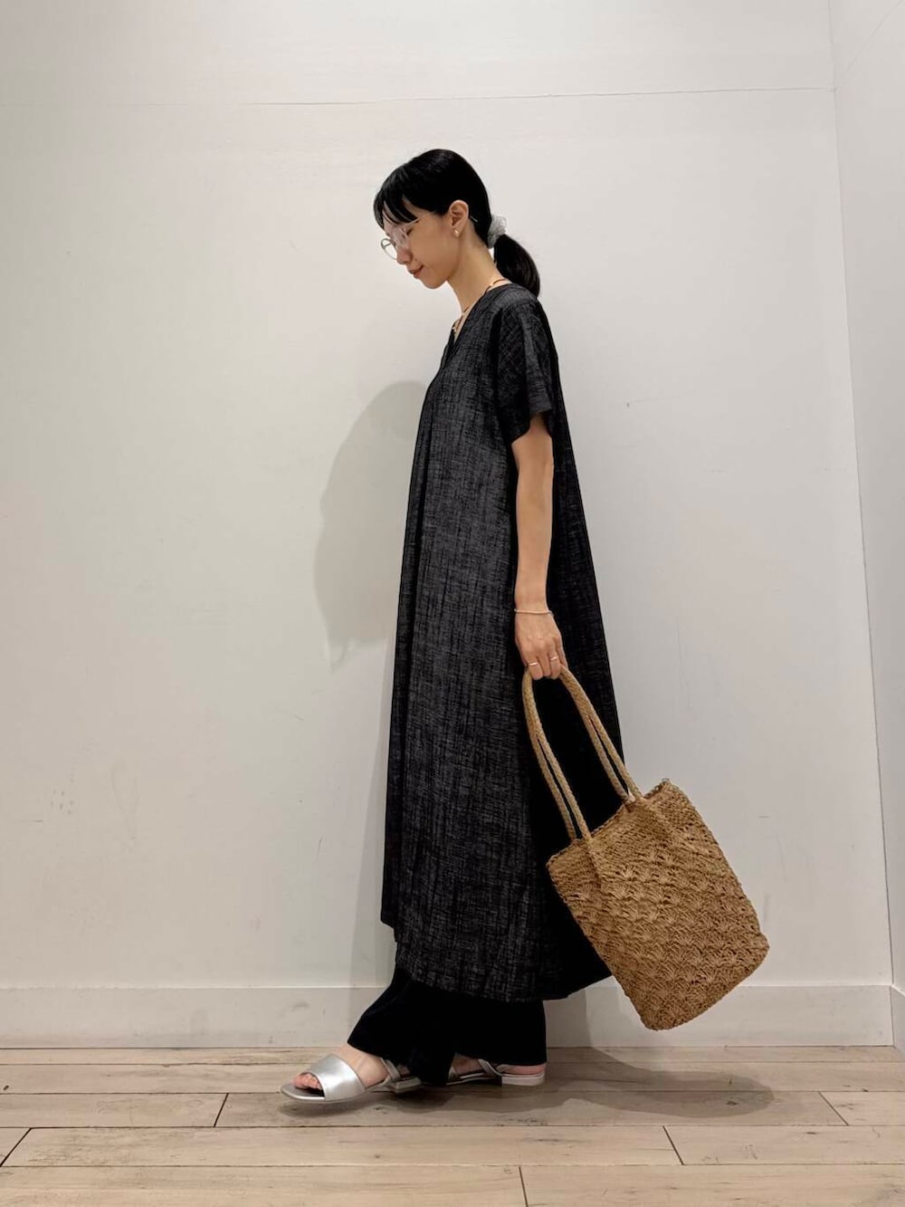 「ワンピース、イージーパンツ、ママコーデ、サンダル、RODESKO、デニムパンツ、SMELLY、doors、低身長コーデ、30代、ブルベ夏、骨格ナチュラル、ペーパーバッグ」｜「RODE SKOのペーパーショルダートートバッグ（トートバッグ、ベージュ系）」を使った、くどうさん（レディース・157cm）の夏コーディネートの4枚目の写真