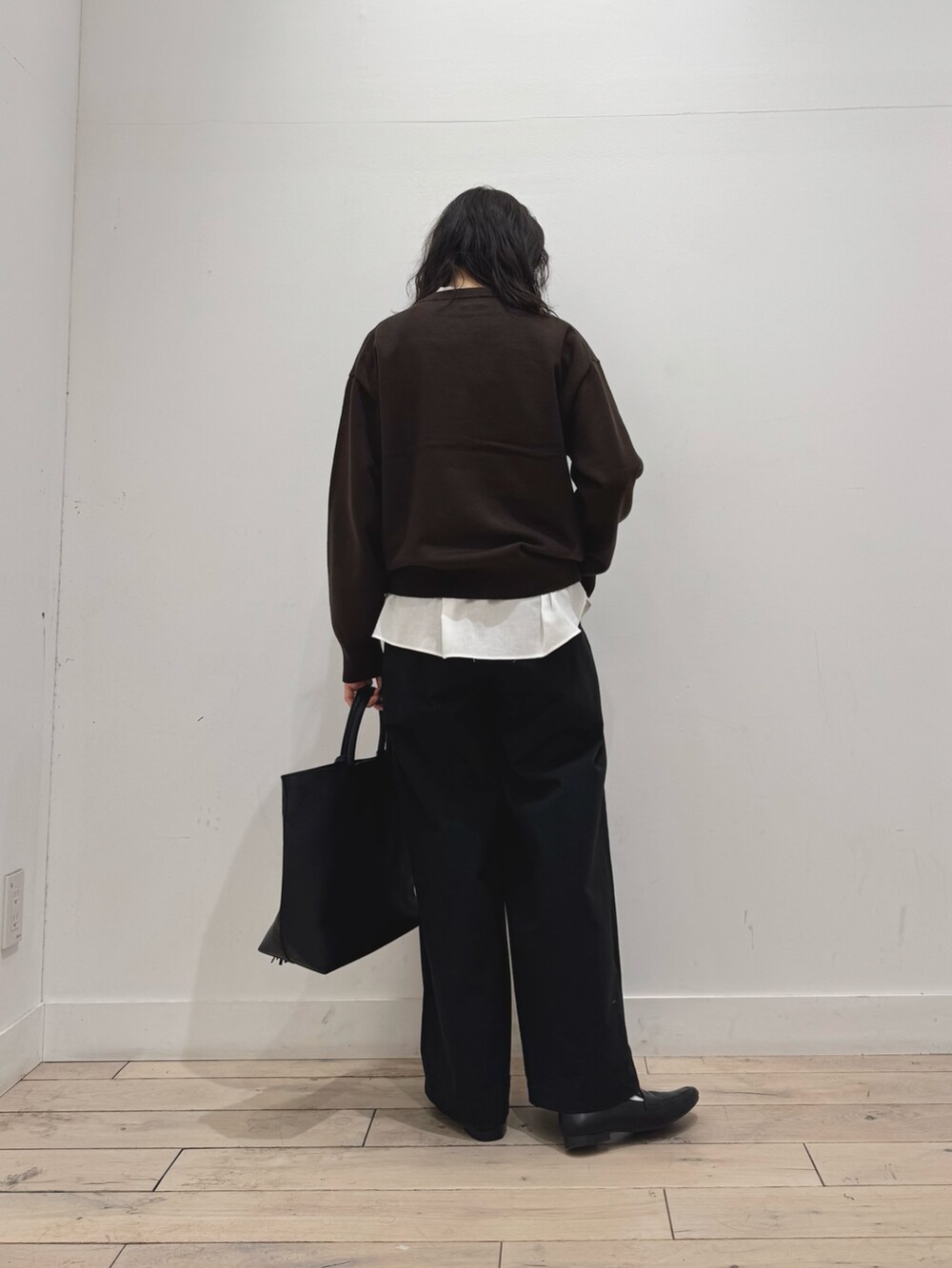 ホワイト系のシャツ/ブラウス、ブラウン系のニット/セーター、ブラック系のその他パンツを着用したレディースの秋コーディネートの3枚目の写真