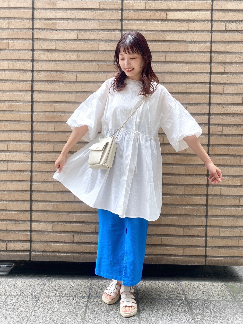 ホワイト系のショルダーバッグ、ホワイト系のシャツ/ブラウスを着用したレディースの夏コーディネートの2枚目の写真