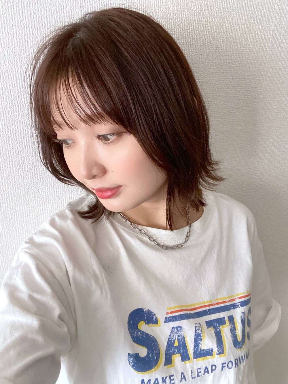 ホワイト系のTシャツ/カットソー、シルバー系のネックレスを着用したレディースの春コーディネートの3枚目の写真