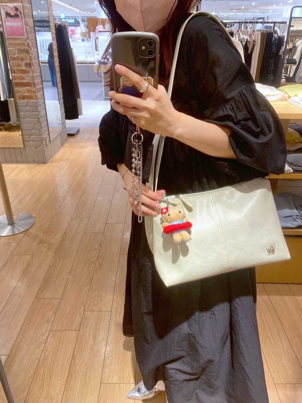 ベージュ系のショルダーバッグを着用したレディースの春コーディネートの2枚目の写真