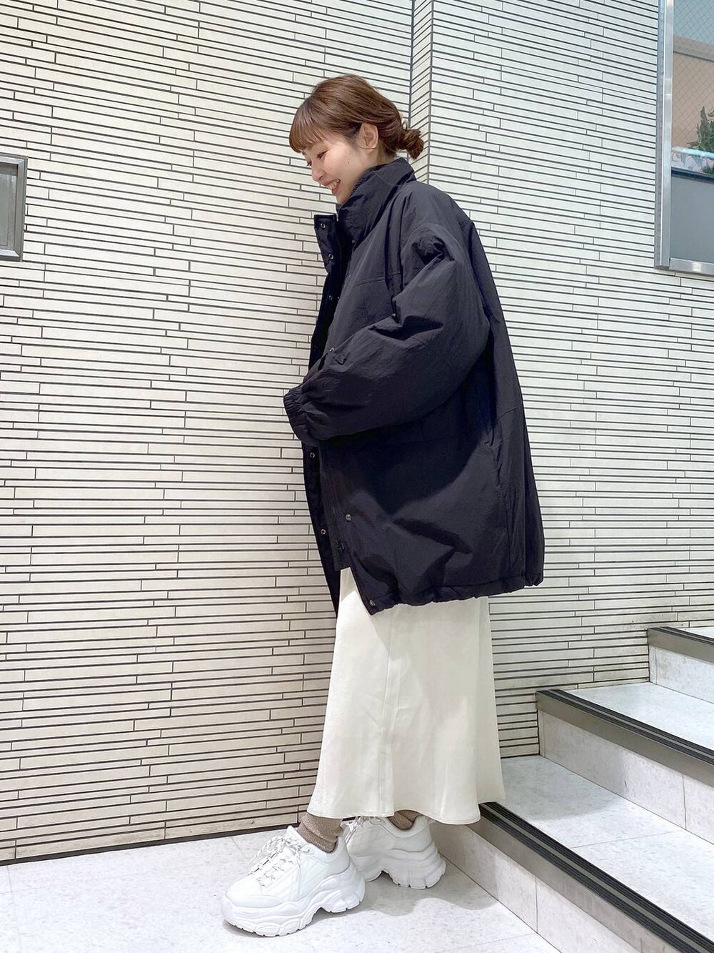 「体型カバー、ラフ、女子ウケ、着痩せ・細見え、着痩せ、アウター、骨格ストレート」|「LOWRYS FARMのモンスターコート 906748(ダウンジャケット/コート、ブラック系)」を使った、ayamaruさん(レディース・158cm)の秋コーディネートの3枚目の写真