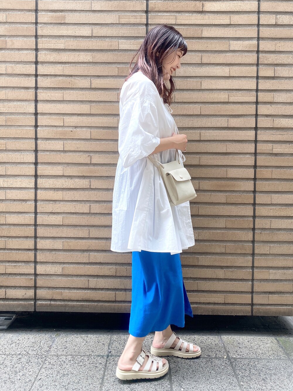 ホワイト系のショルダーバッグ、ホワイト系のシャツ/ブラウスを着用したレディースの夏コーディネートの4枚目の写真